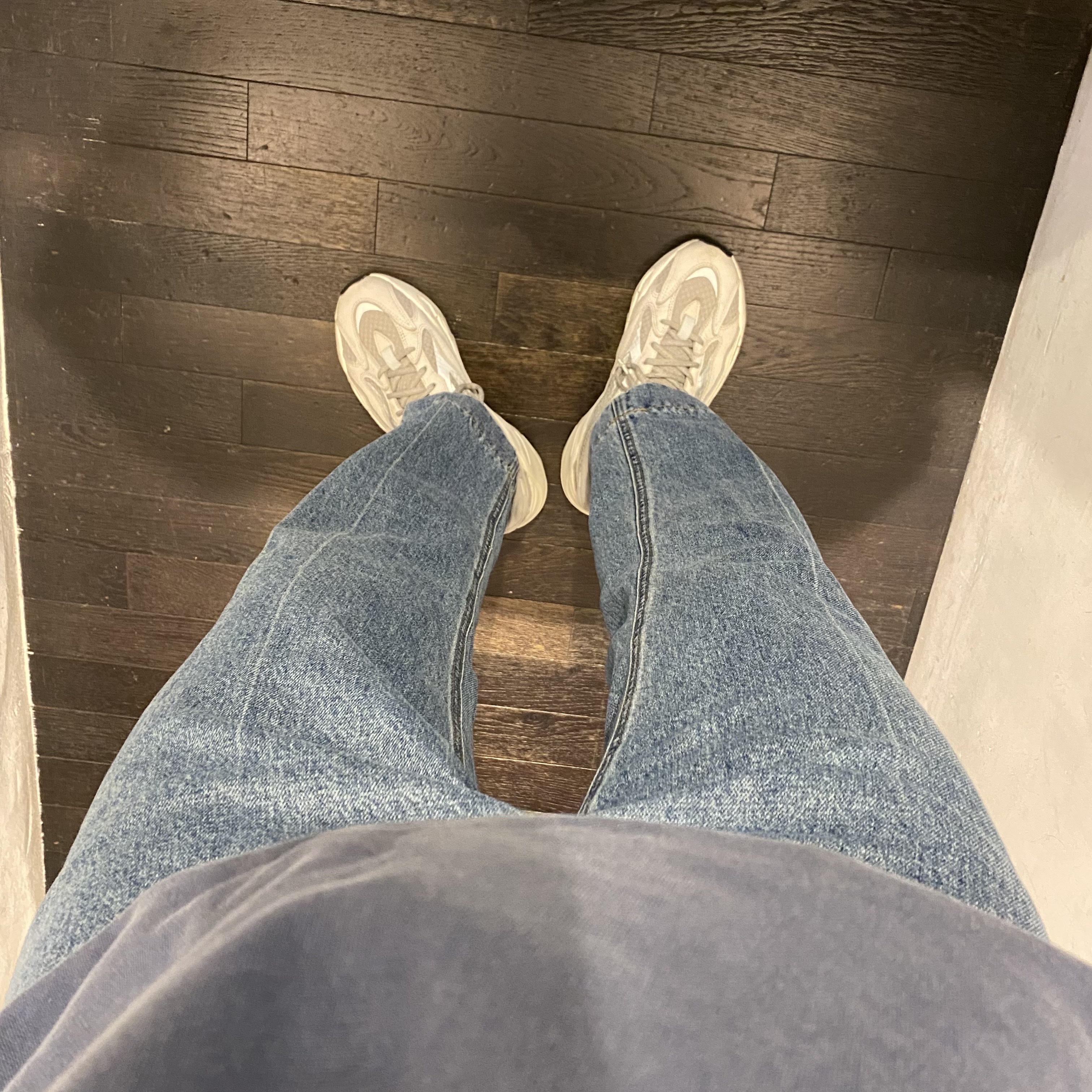 Adidas Yeezy Boost 700 V2 Static 2018, IAB Studio Pigment Sweatshirt Navy 착용 스타일 - 4