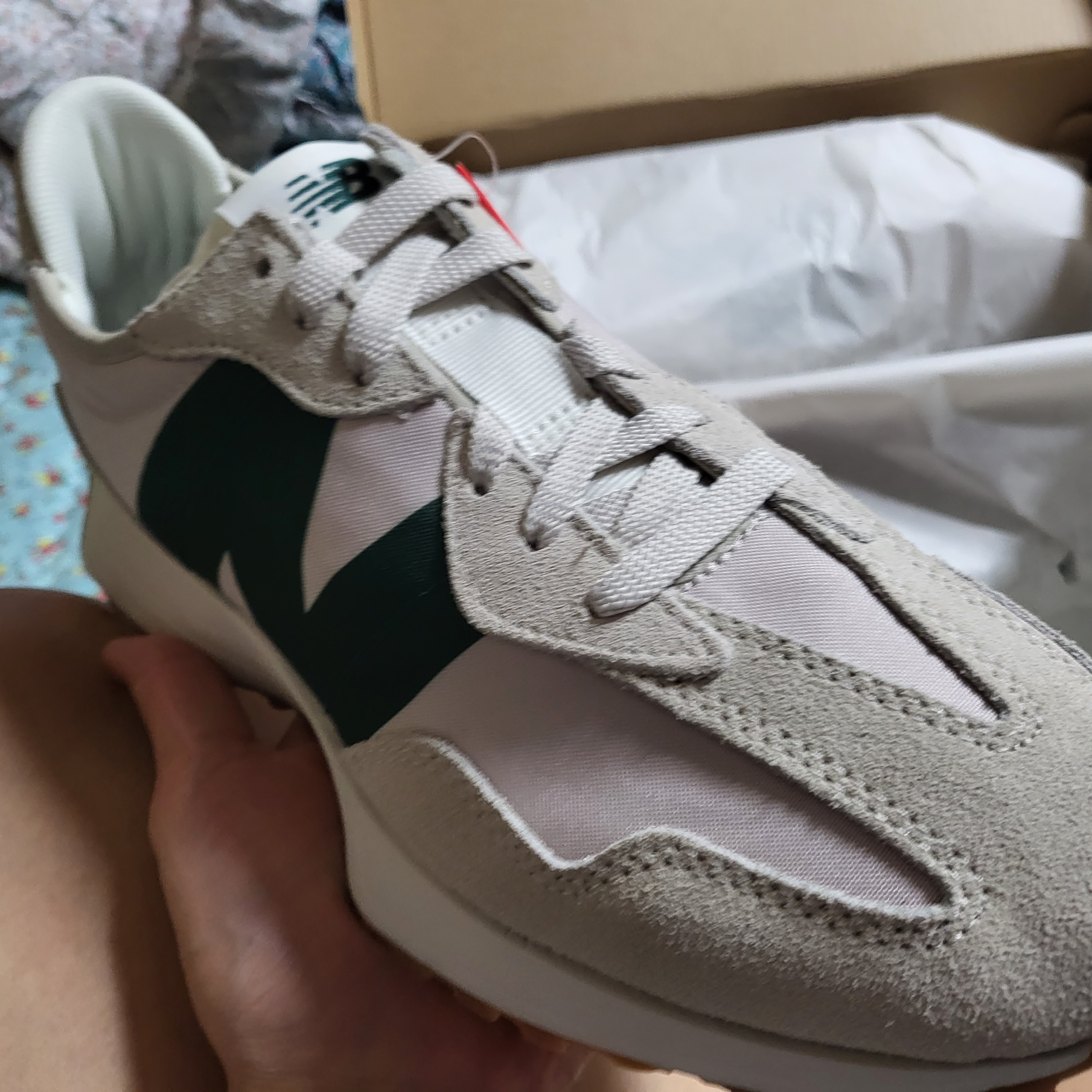 New Balance 327 Timberwolf 착용 스타일 - 2
