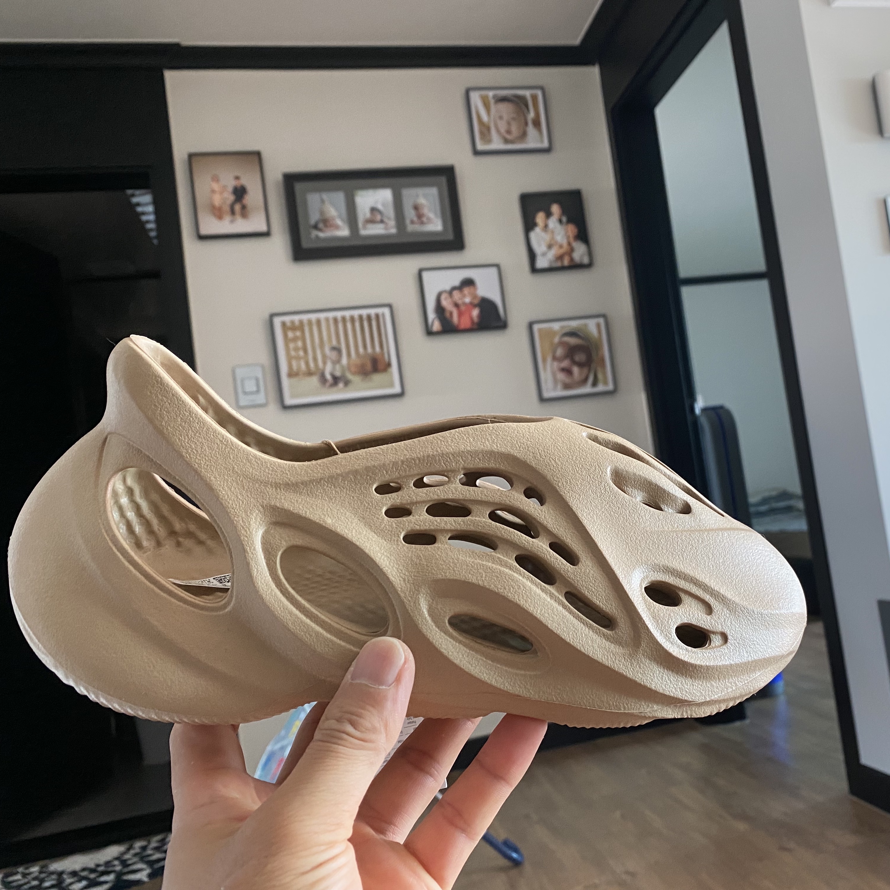Adidas Yeezy Foam RNNR Ochre 착용 스타일 - 3