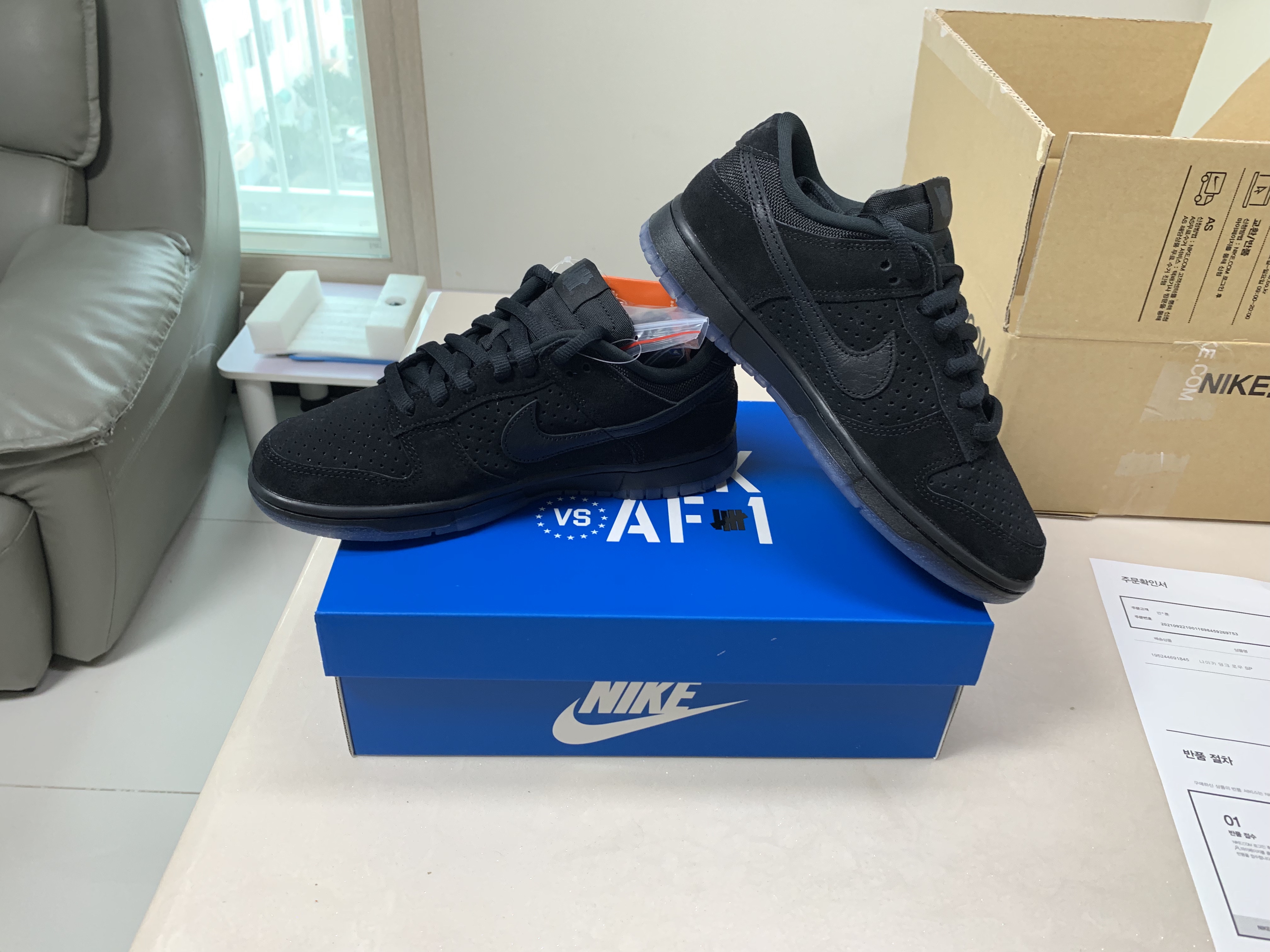 Nike x Undefeated Dunk Low SP 5 On It Black 착용 스타일 - 5
