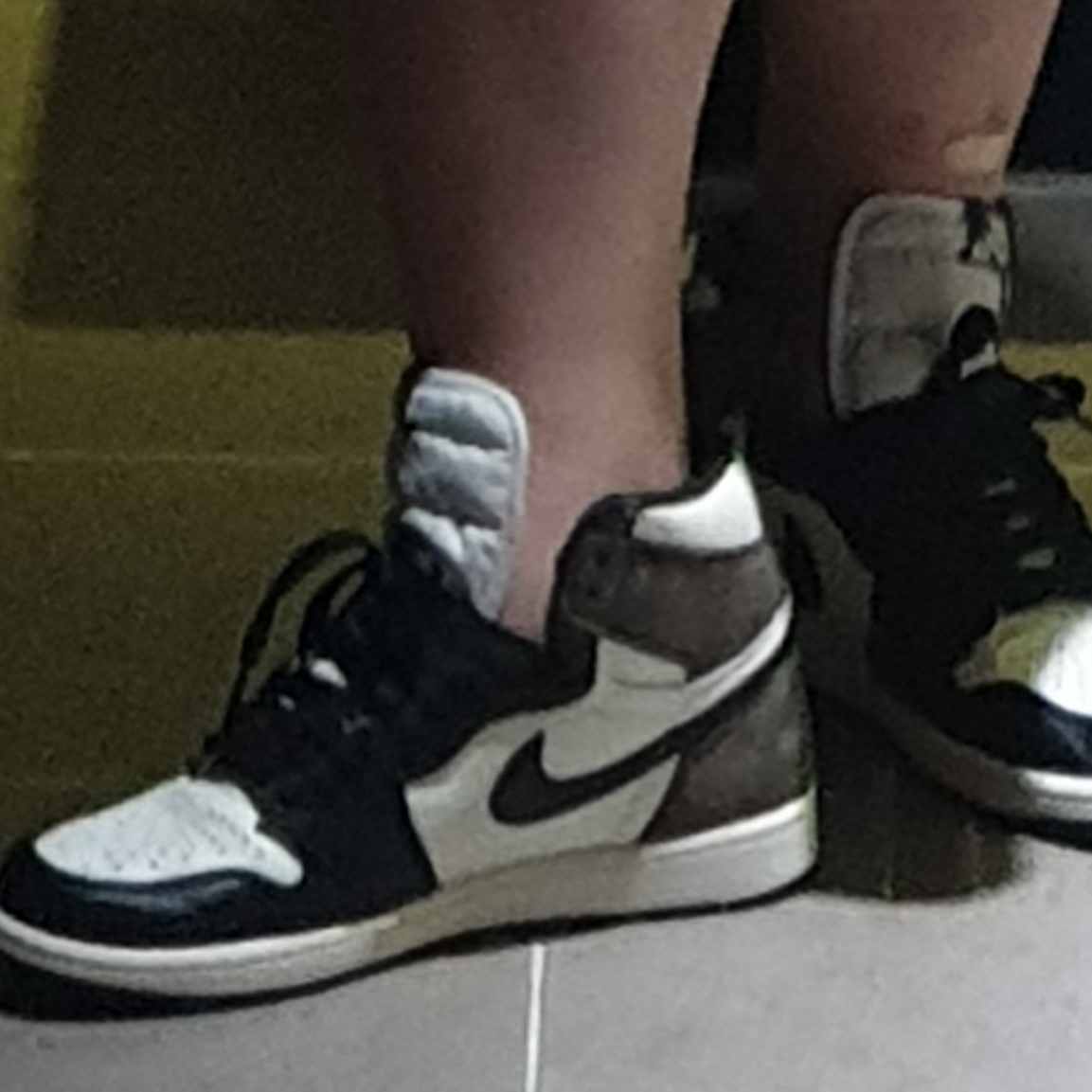 Jordan 1 Retro High OG Black Mocha 착용 스타일 - 3