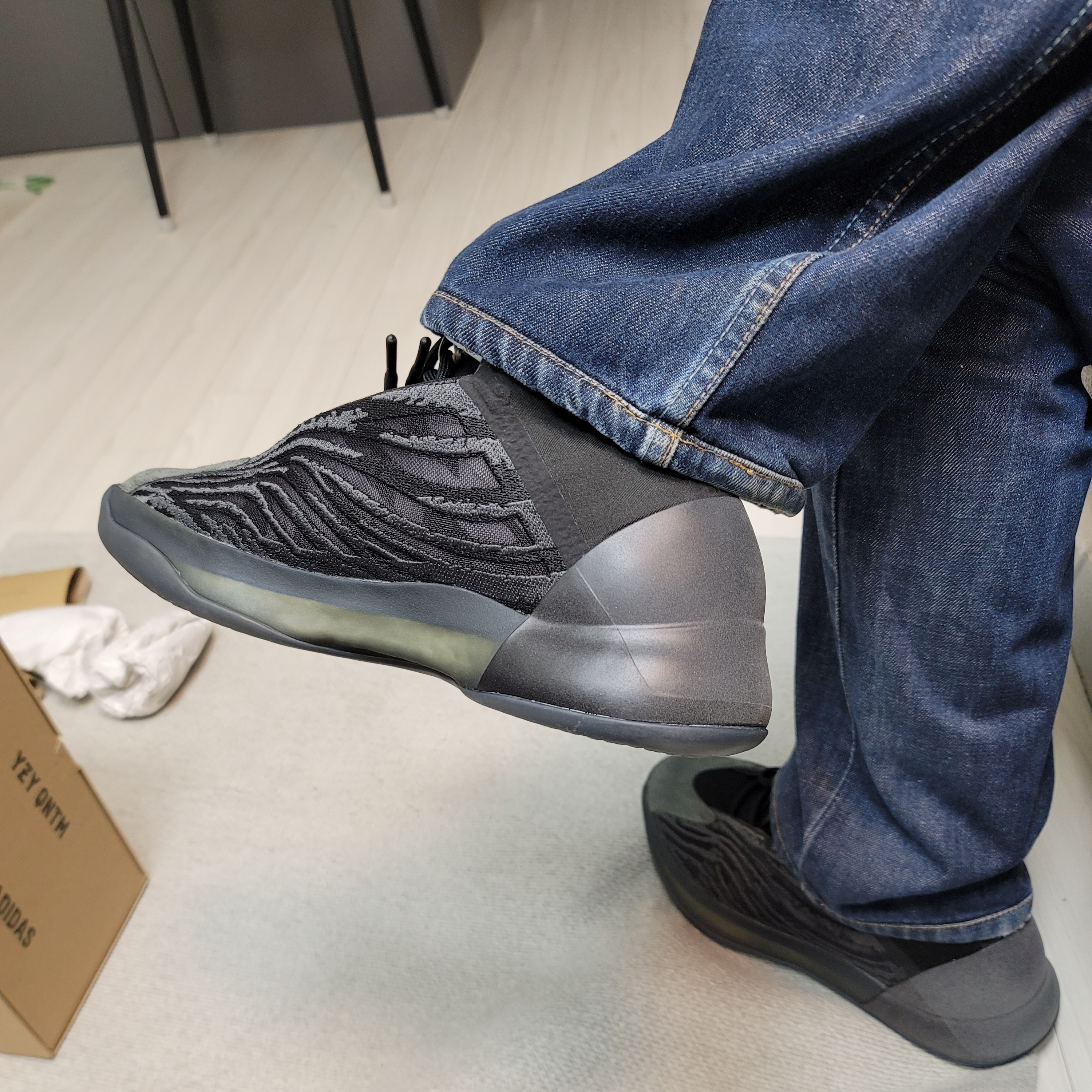 Adidas Yeezy QNTM Onyx 착용 스타일