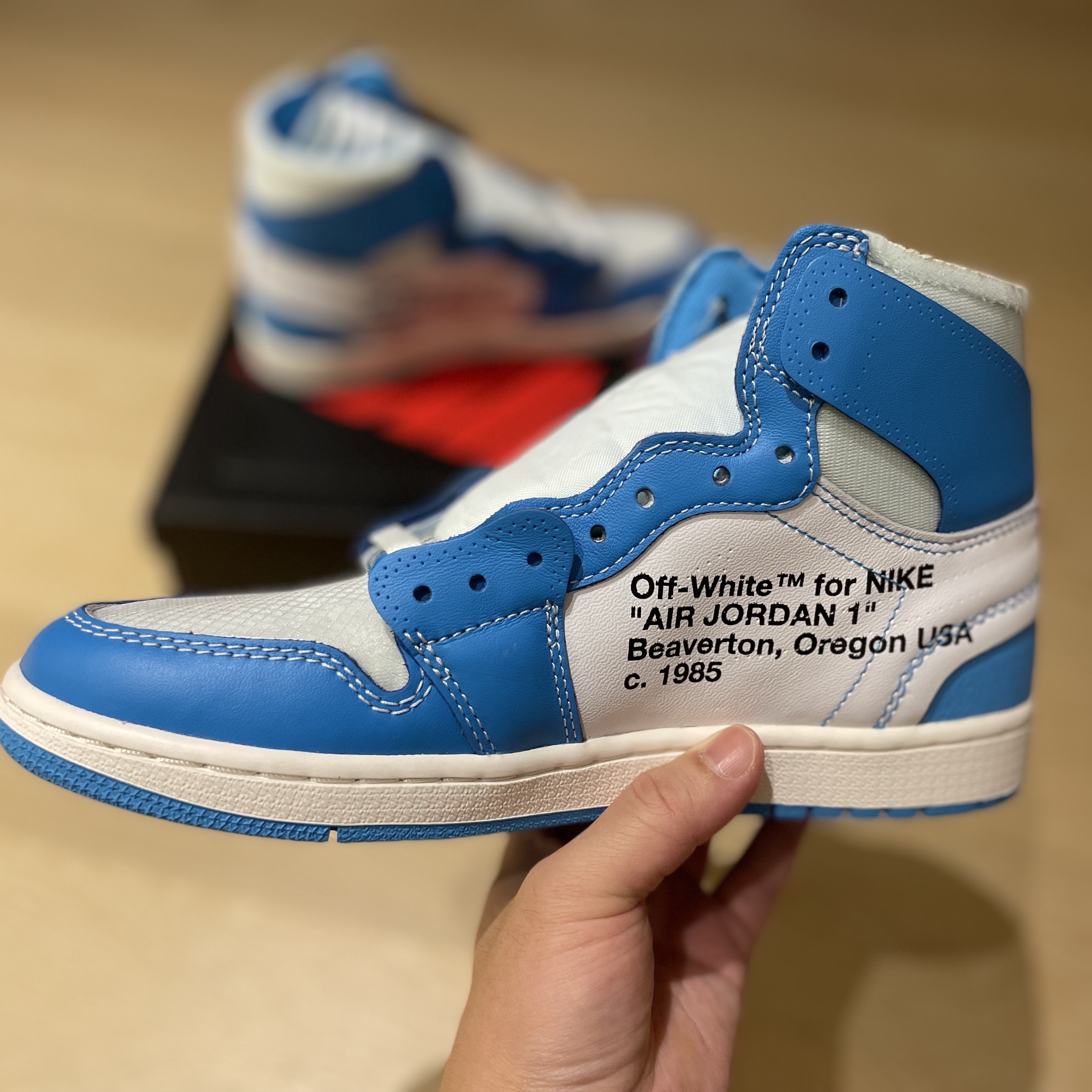 Jordan 1 x Off-White Retro High University Blue 착용 스타일 - 2