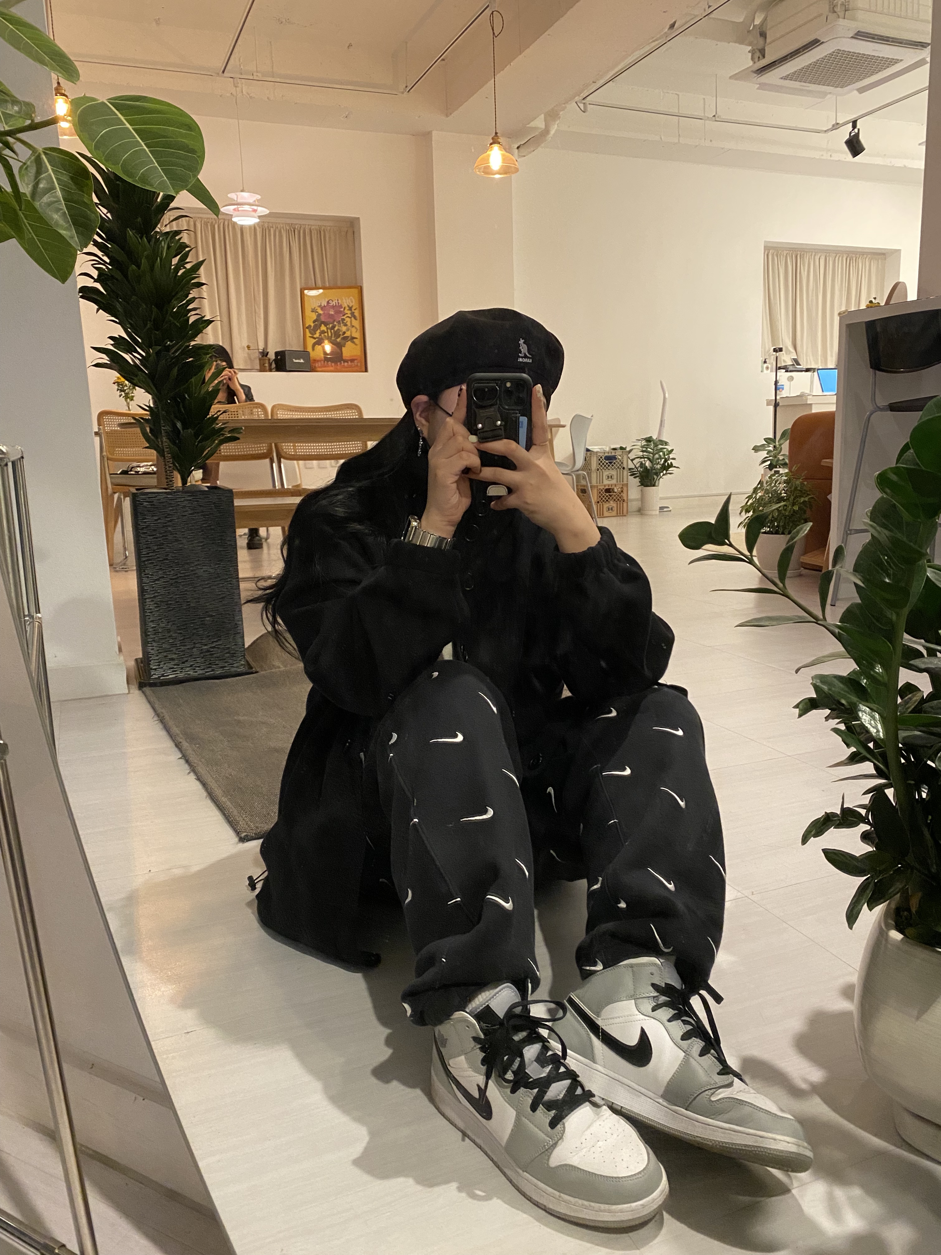 (GS) Jordan 1 Mid Light Smoke Grey, Nike NRG Swoosh Logo Pants Black 착용 스타일