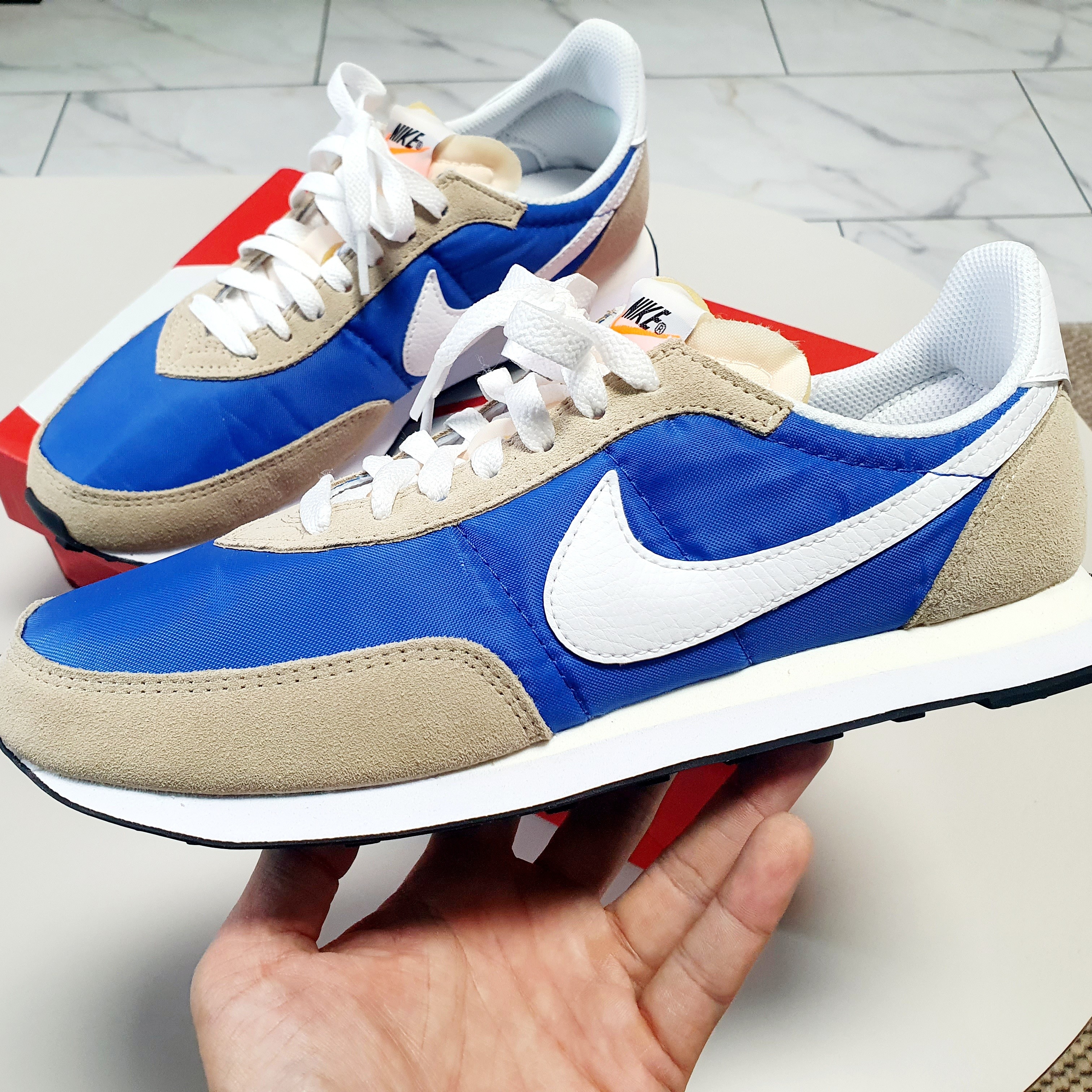 Nike Waffle Trainer 2 Hyper Royal Rattan 착용 스타일 - 1