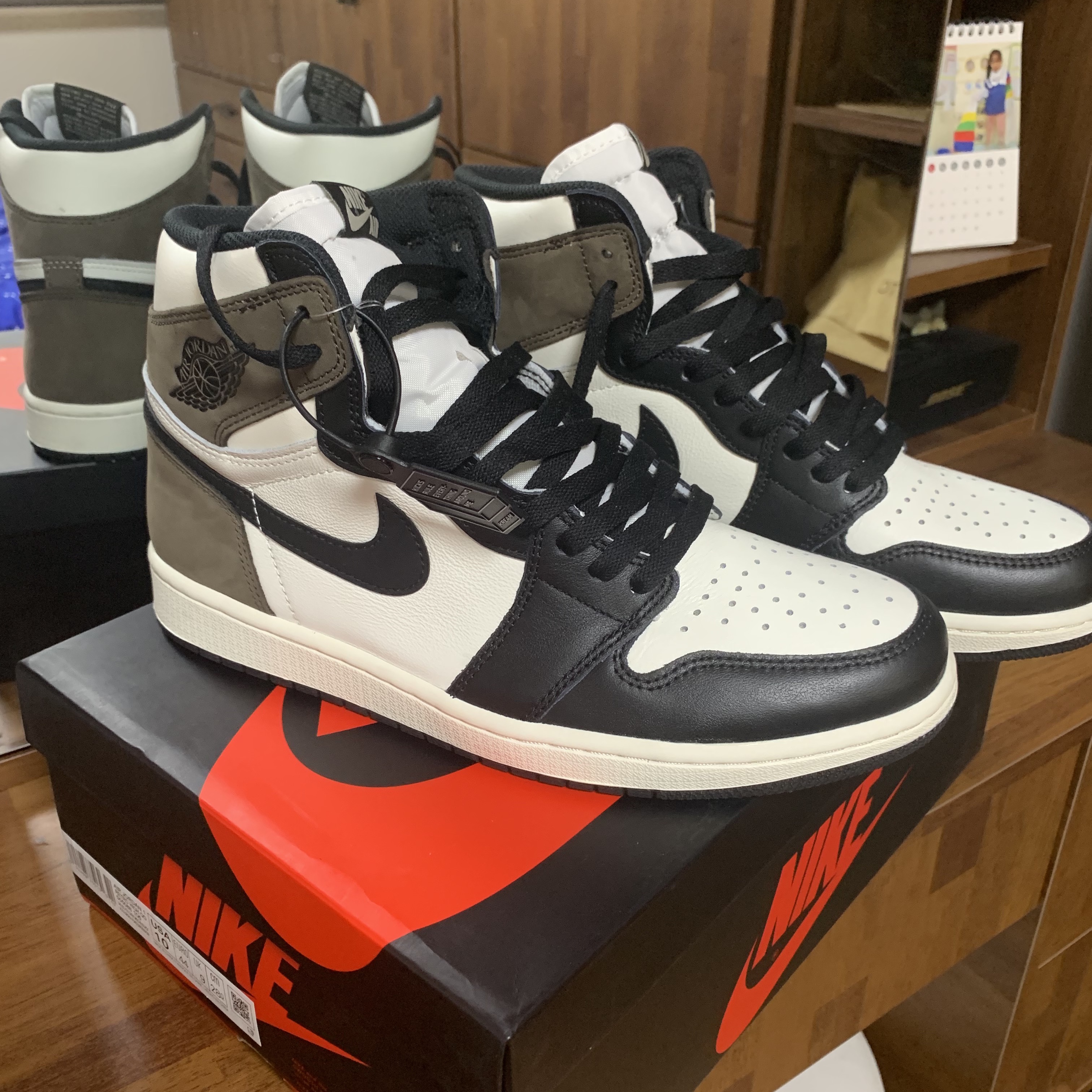 Jordan 1 Retro High OG Black Mocha 착용 스타일 - 3