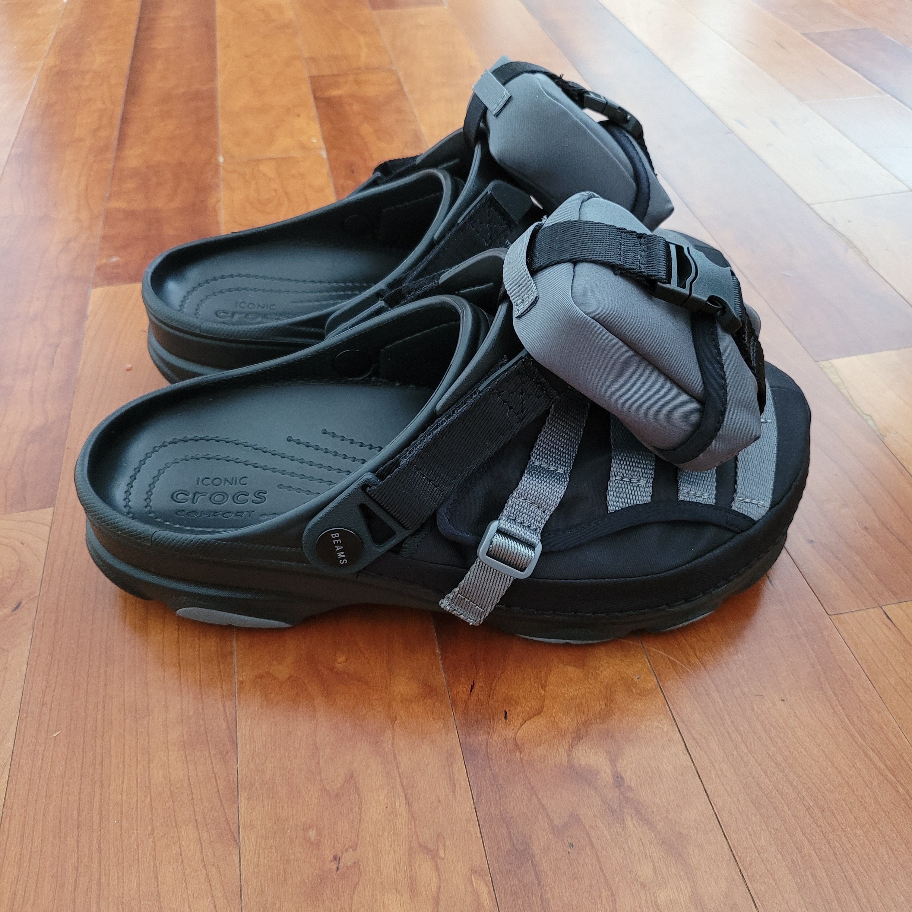 Crocs x Beams Classic All Terrain MA-1 Jacket Clog Black 착용 스타일 - 3