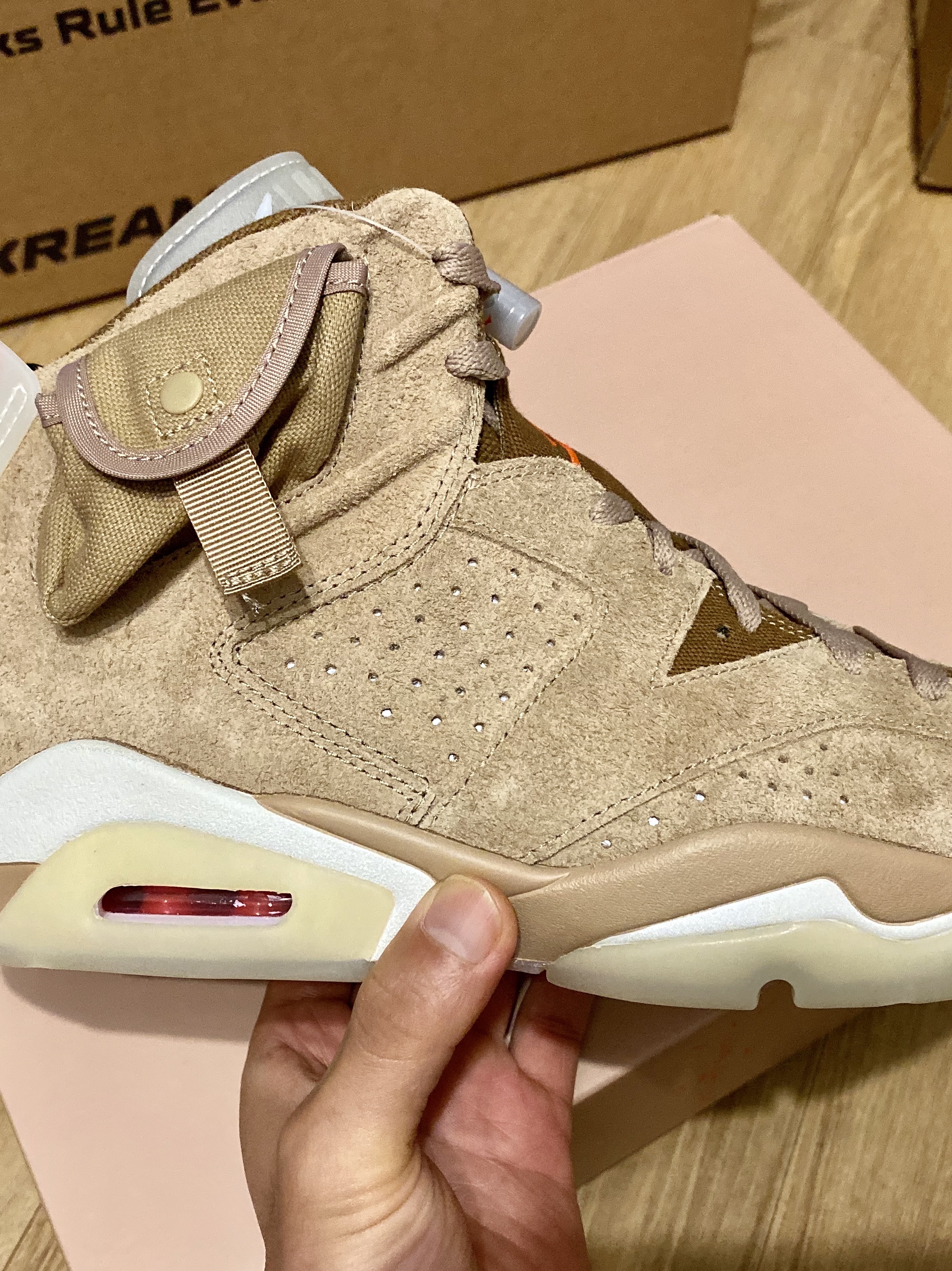 Jordan 6 x Travis Scott Retro Olive, Jordan 6 x Travis Scott Retro SP British Khaki 착용 스타일 - 3