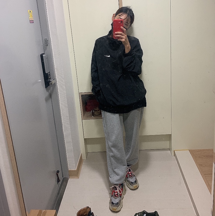 Balenciaga Triple S Grey Red Blue 2018 Reissue, Nike x Stussy Windrunner Jacket Off Noir 착용 스타일