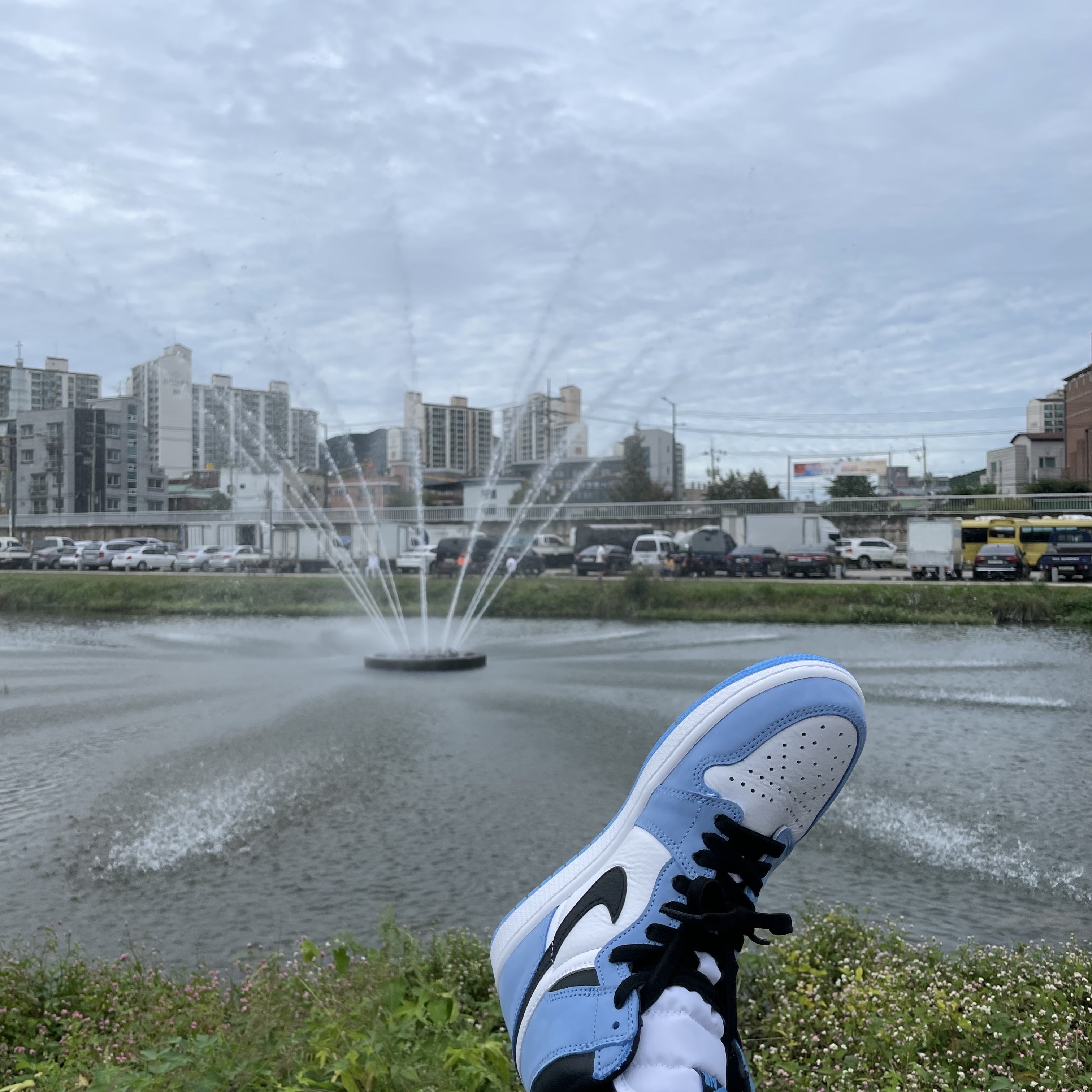 Jordan 1 Retro High OG University Blue 착용 스타일 - 3