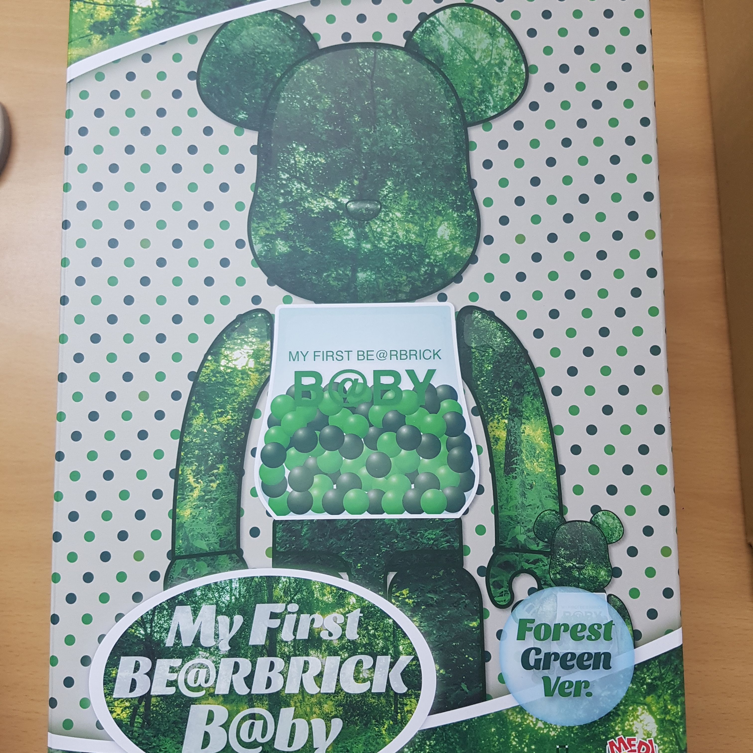 Bearbrick My First Bearbrick Baby 100% & 400% Set Forest Green, Bearbrick My First Bearbrick Baby Autumn Leaves Ver. 100% & 400% Set 착용 스타일 - 2