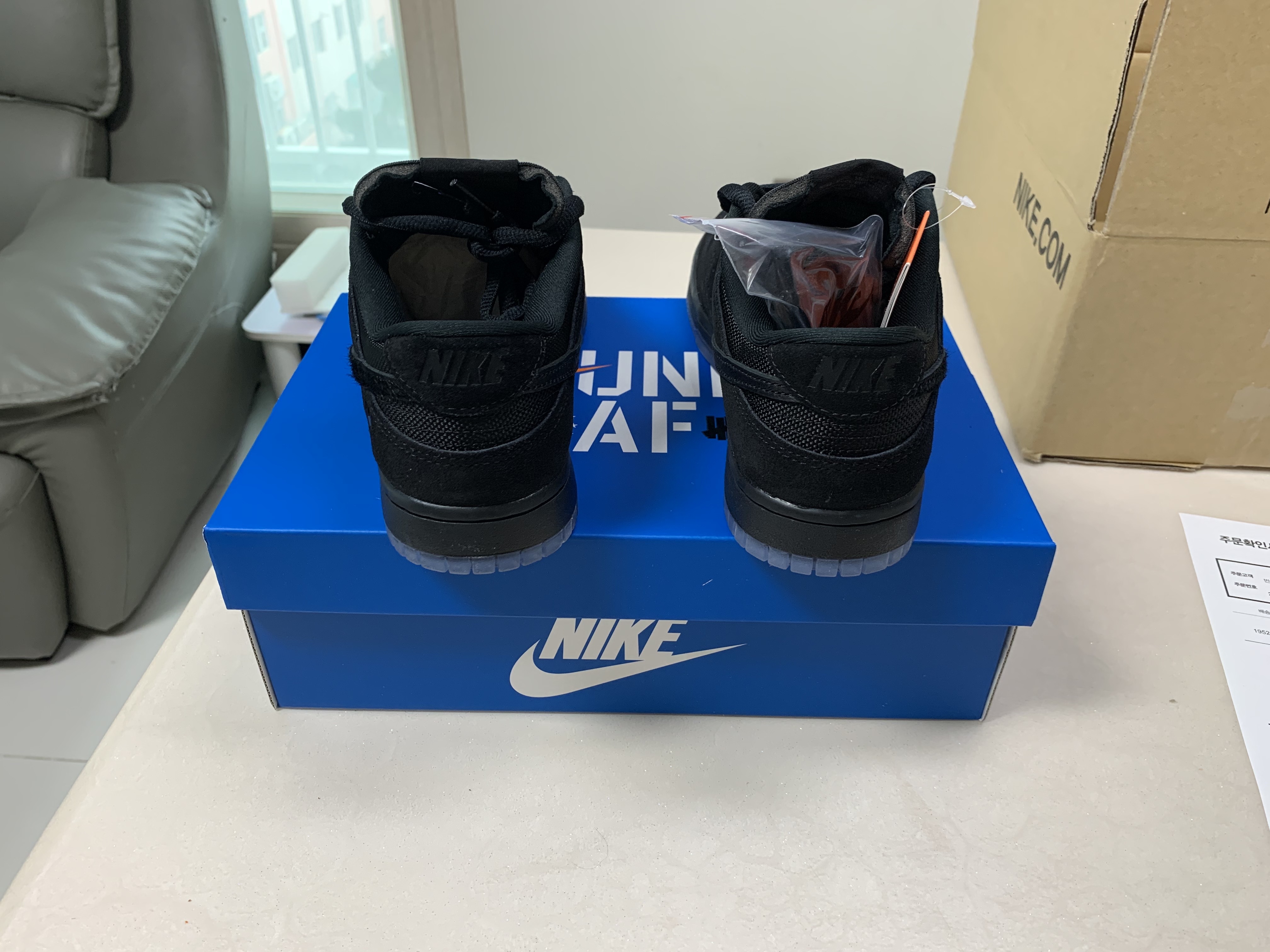 Nike x Undefeated Dunk Low SP 5 On It Black 착용 스타일 - 3