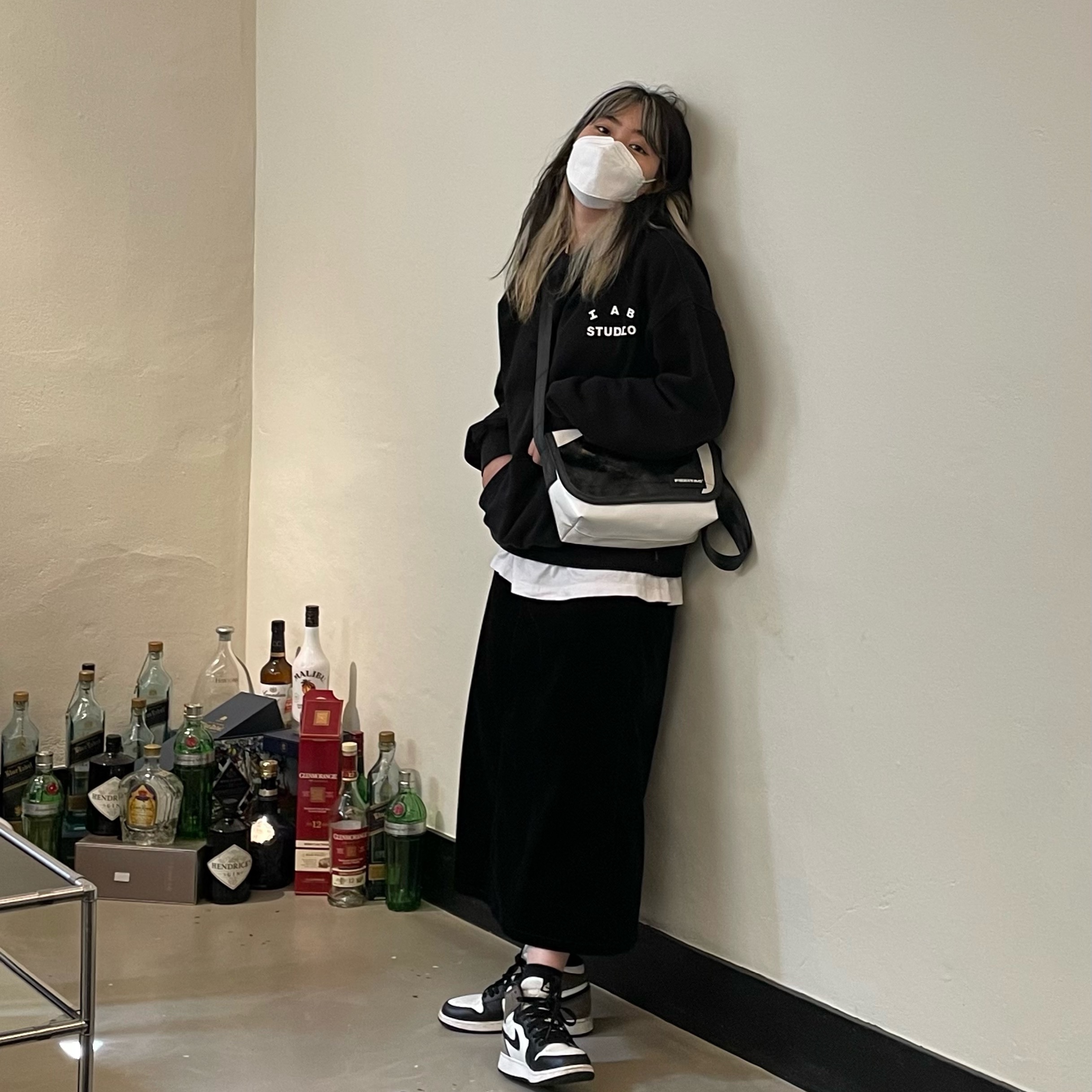 (GS) Jordan 1 Retro High OG Black Mocha, IAB Studio Woven Hoodie Black 착용 스타일 - 2