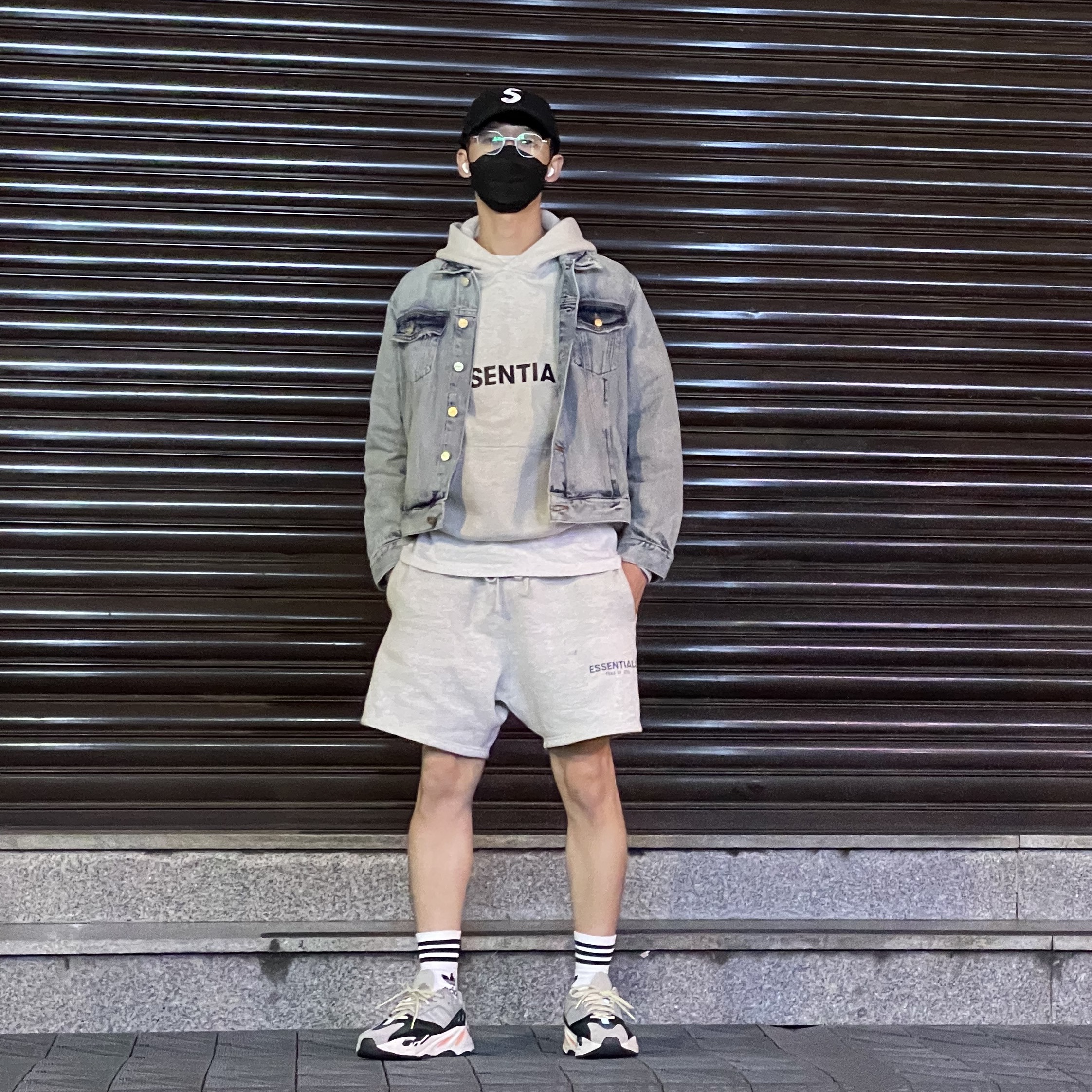 Essentials 3D Silicon Applique Pullover Hoodie Oatmeal/Oatmeal Heather/Light Heather Oatmeal 2020, Essentials Sweatshorts Oatmeal - 21SS 착용 스타일 - 1