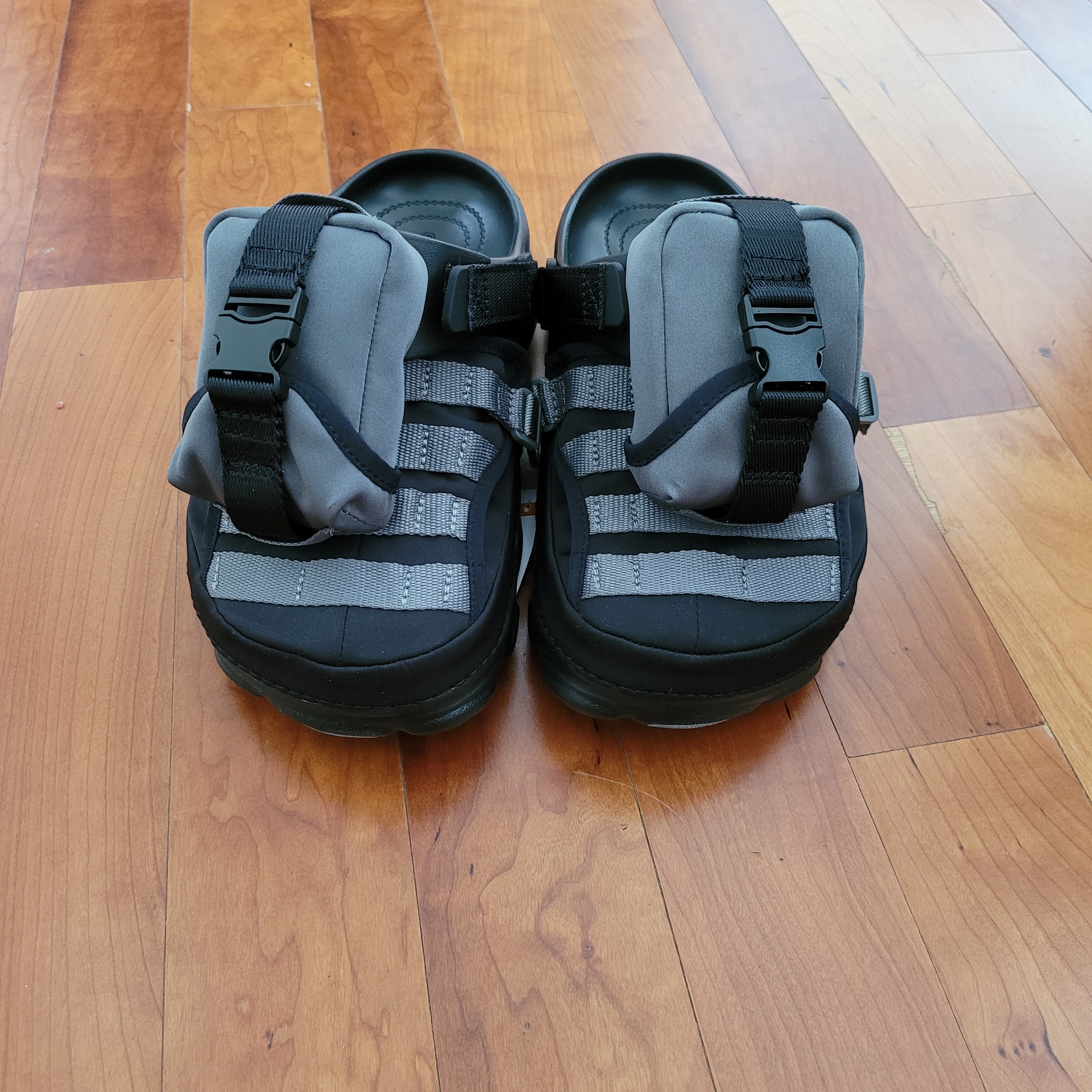 Crocs x Beams Classic All Terrain MA-1 Jacket Clog Black 착용 스타일 - 2
