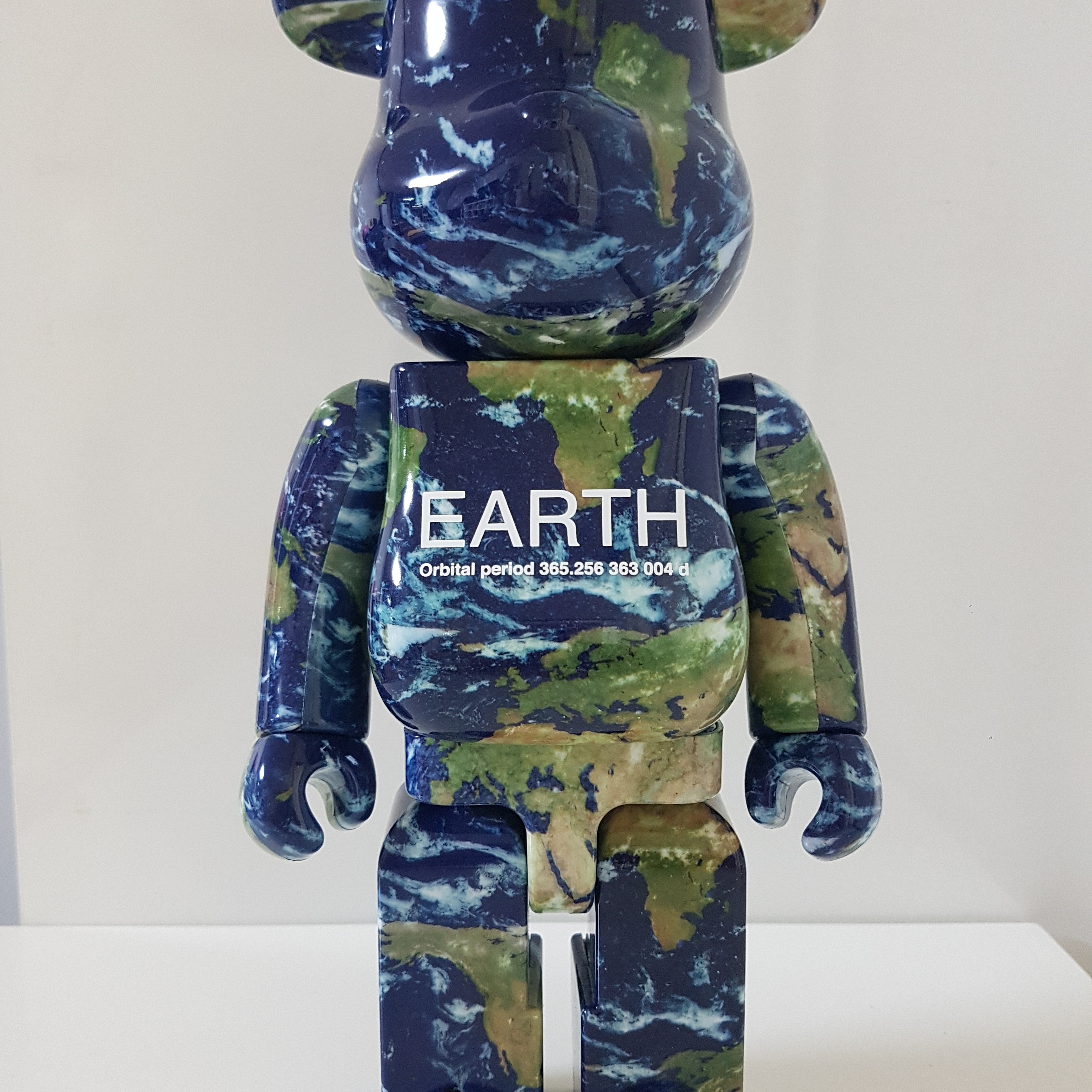 Bearbrick 25th Anniversary Exhibition Earth 100% & 400% Set 착용 스타일