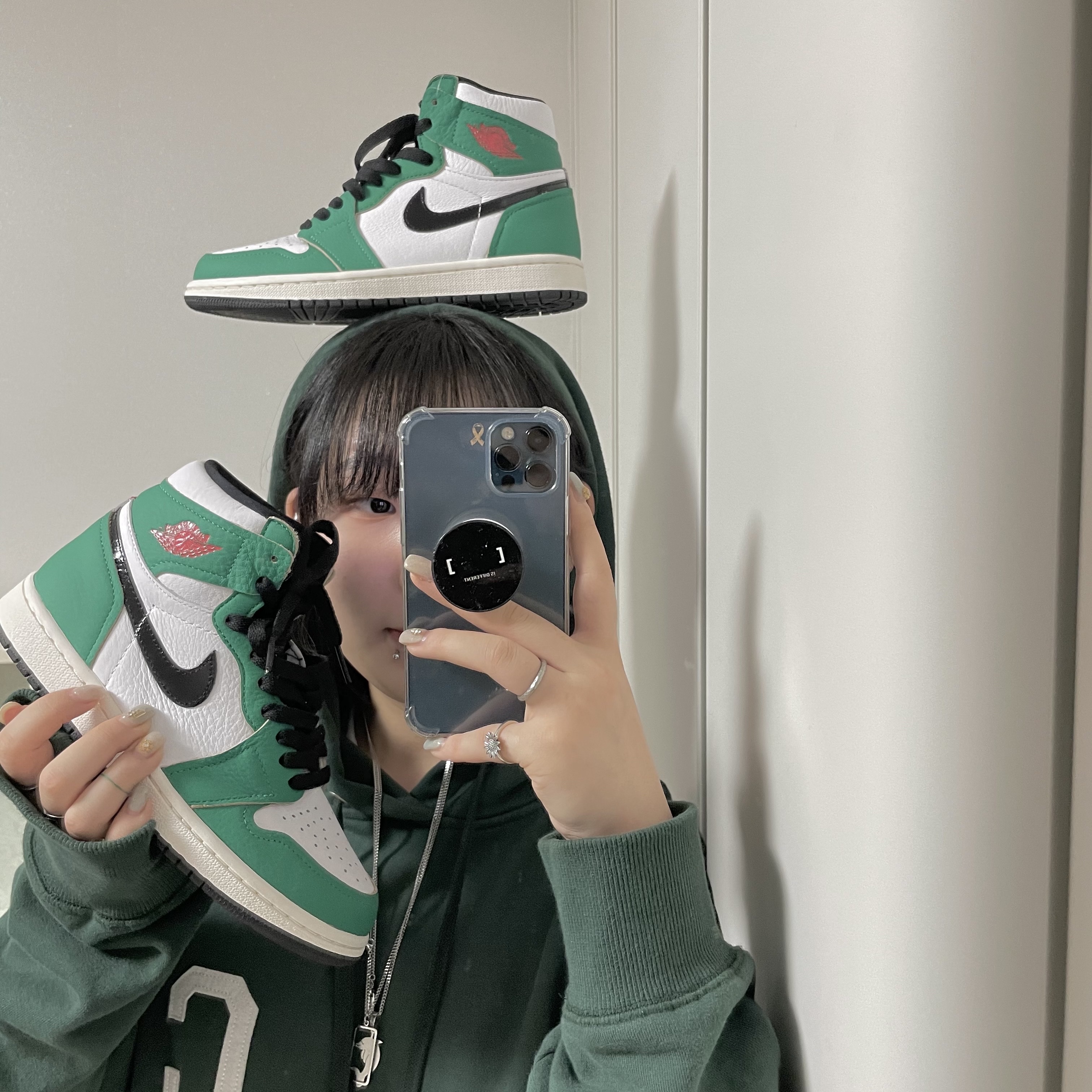(W) Jordan 1 Retro High OG Lucky Green 착용 스타일 - 1