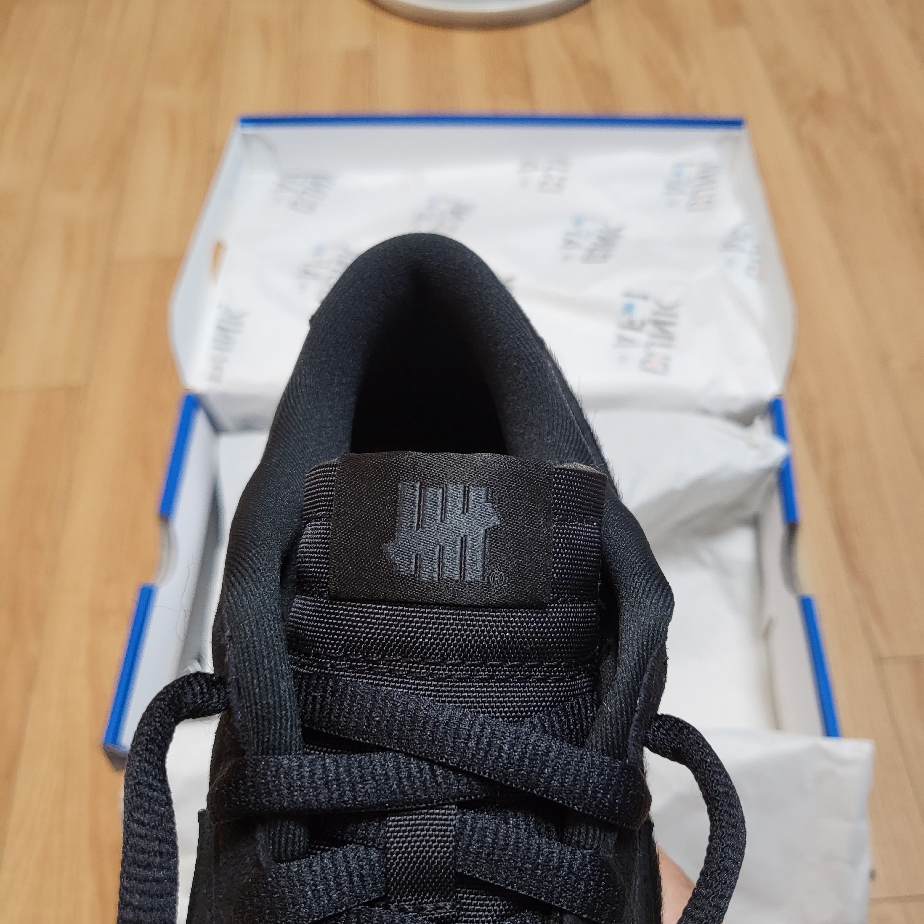 Nike x Undefeated Dunk Low SP 5 On It Black 착용 스타일 - 3