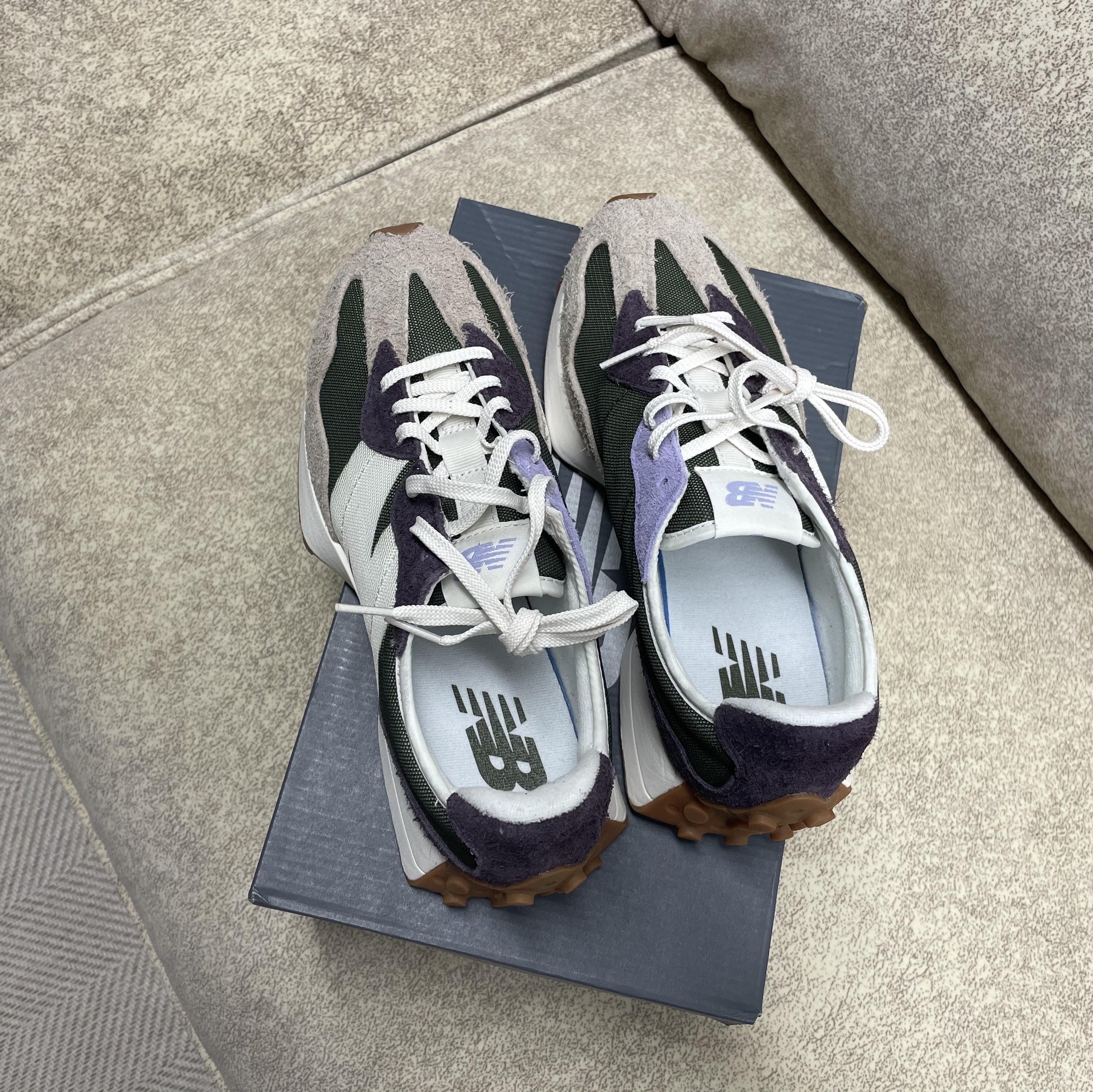 (W) New Balance 327 Oak Leaf Green 착용 스타일