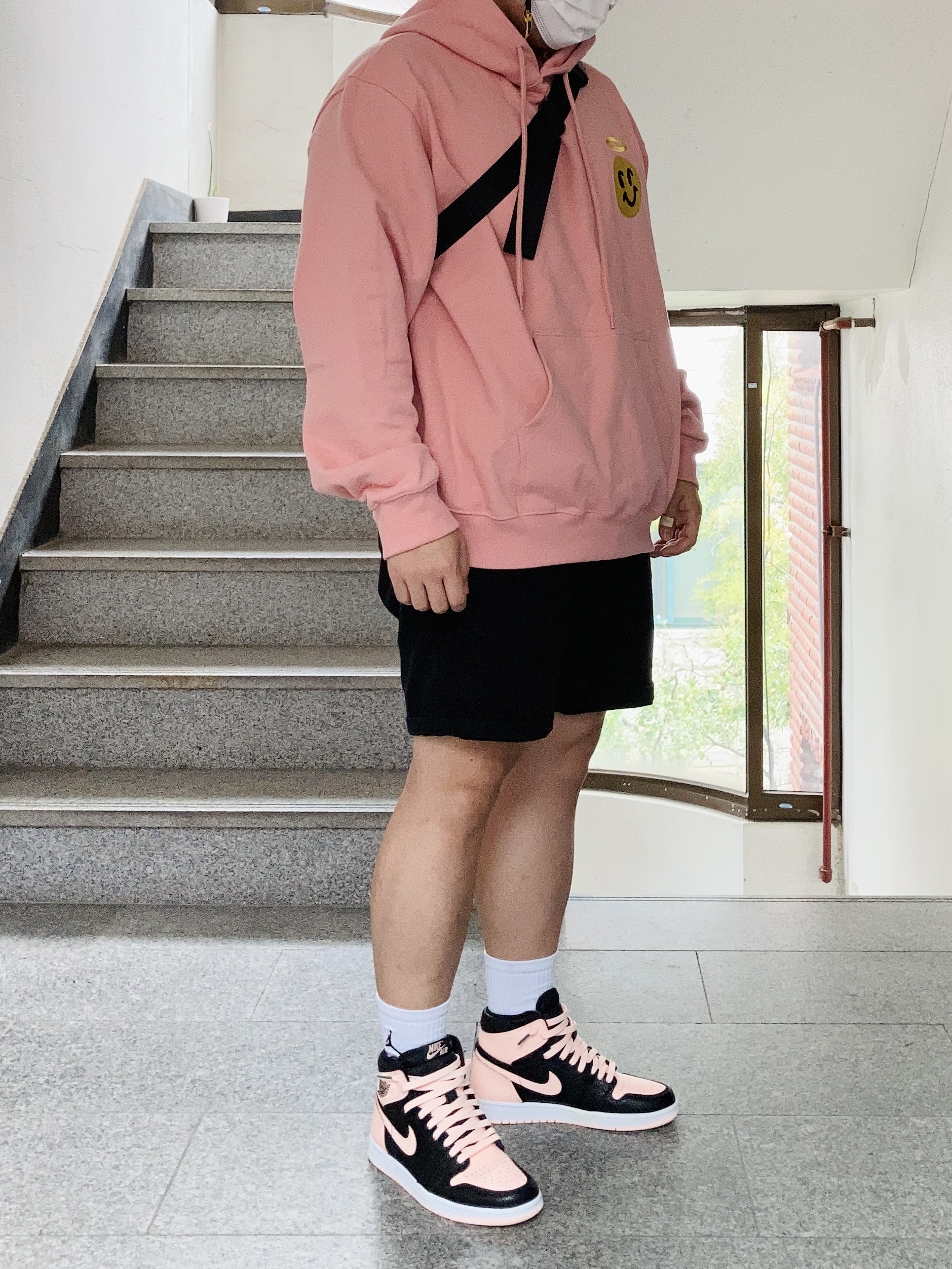 Jordan 1 Retro High OG Crimson Tint 착용 스타일 - 1