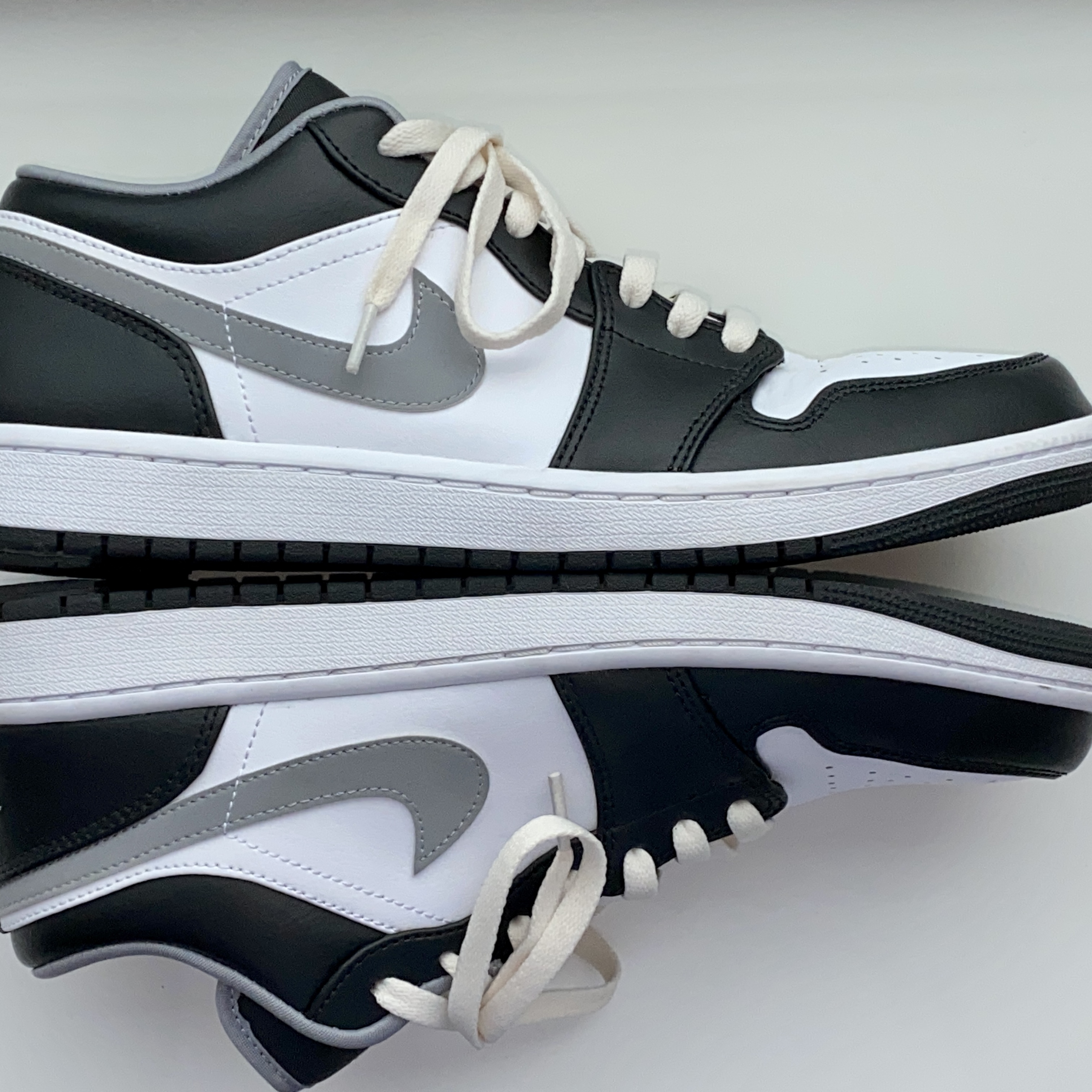 Jordan 1 Low Black Particle Grey 착용 스타일 - 3