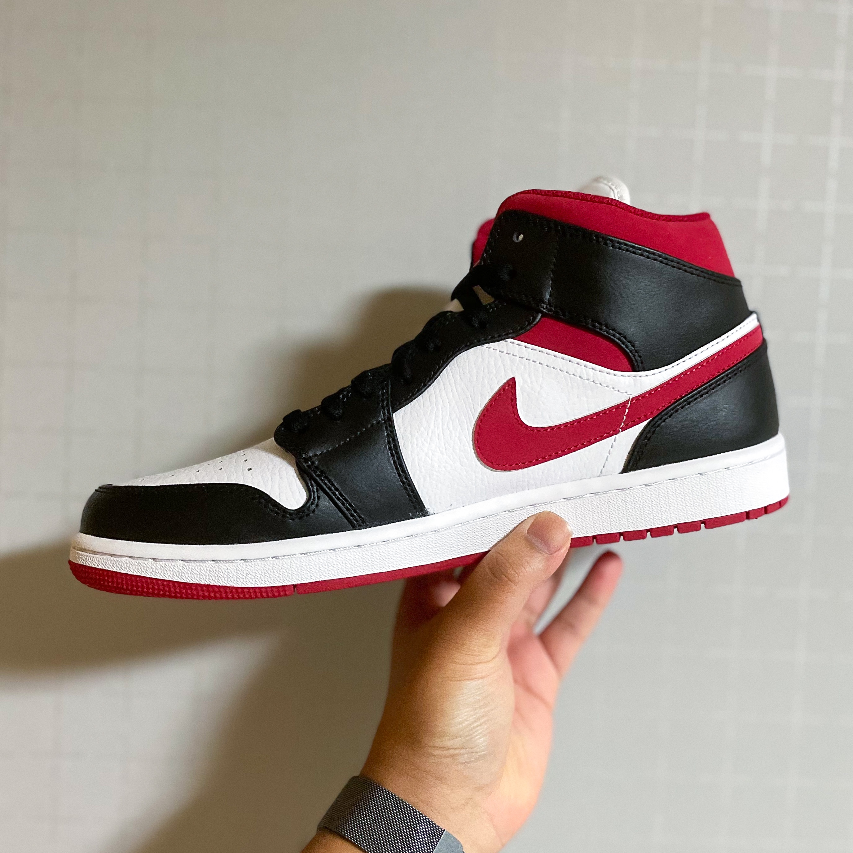 Jordan 1 Mid Gym Red Black White 착용 스타일 - 1