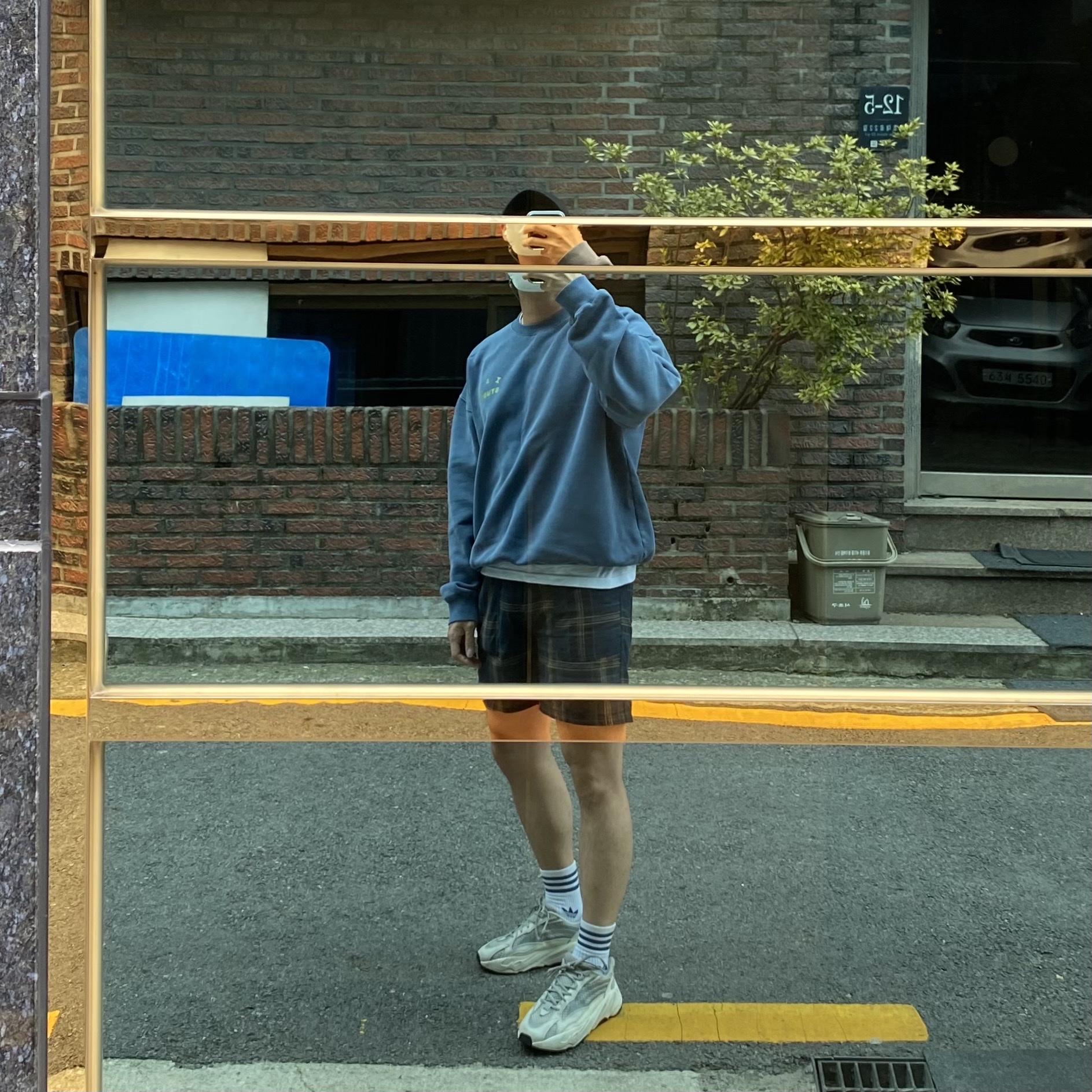 Adidas Yeezy Boost 700 V2 Static 2018, IAB Studio Pigment Sweatshirt Navy 착용 스타일 - 1