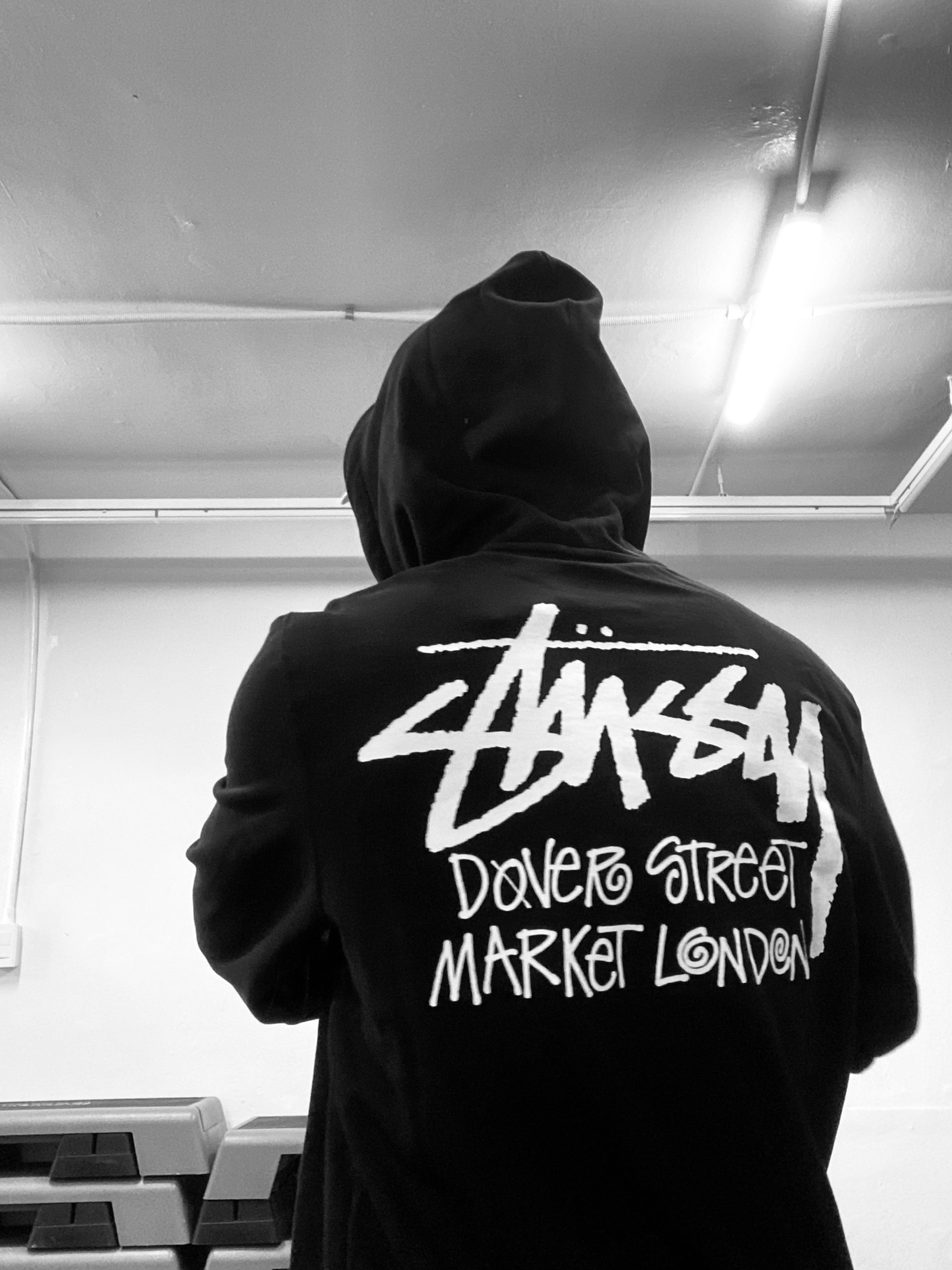 Jordan 1 x Maison Chateau Rouge Mid SE Fearless, Stussy Stock DSM London Hoodie Black 2021 착용 스타일 - 3