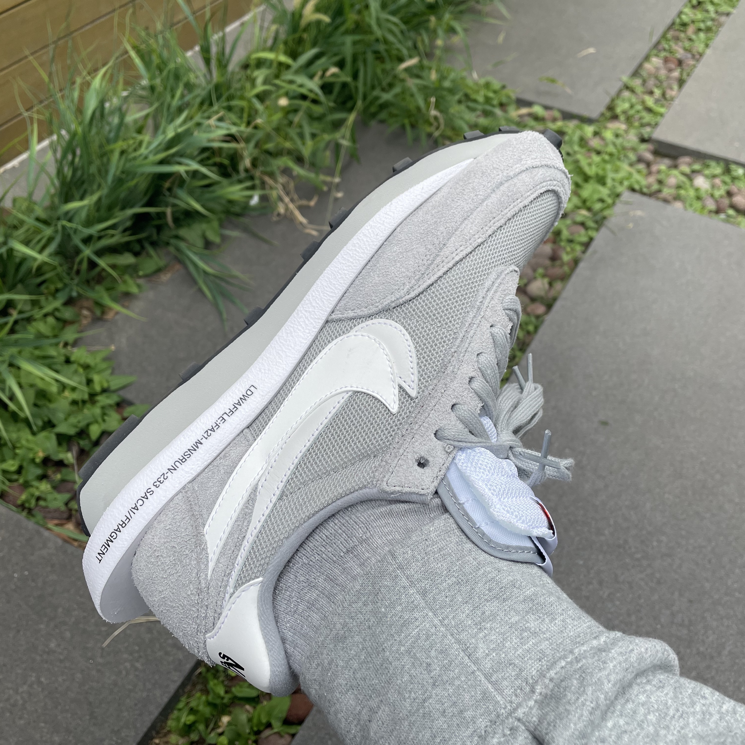 Nike x Sacai x Fragment LDWaffle Light Smoke Grey 착용 스타일 - 3