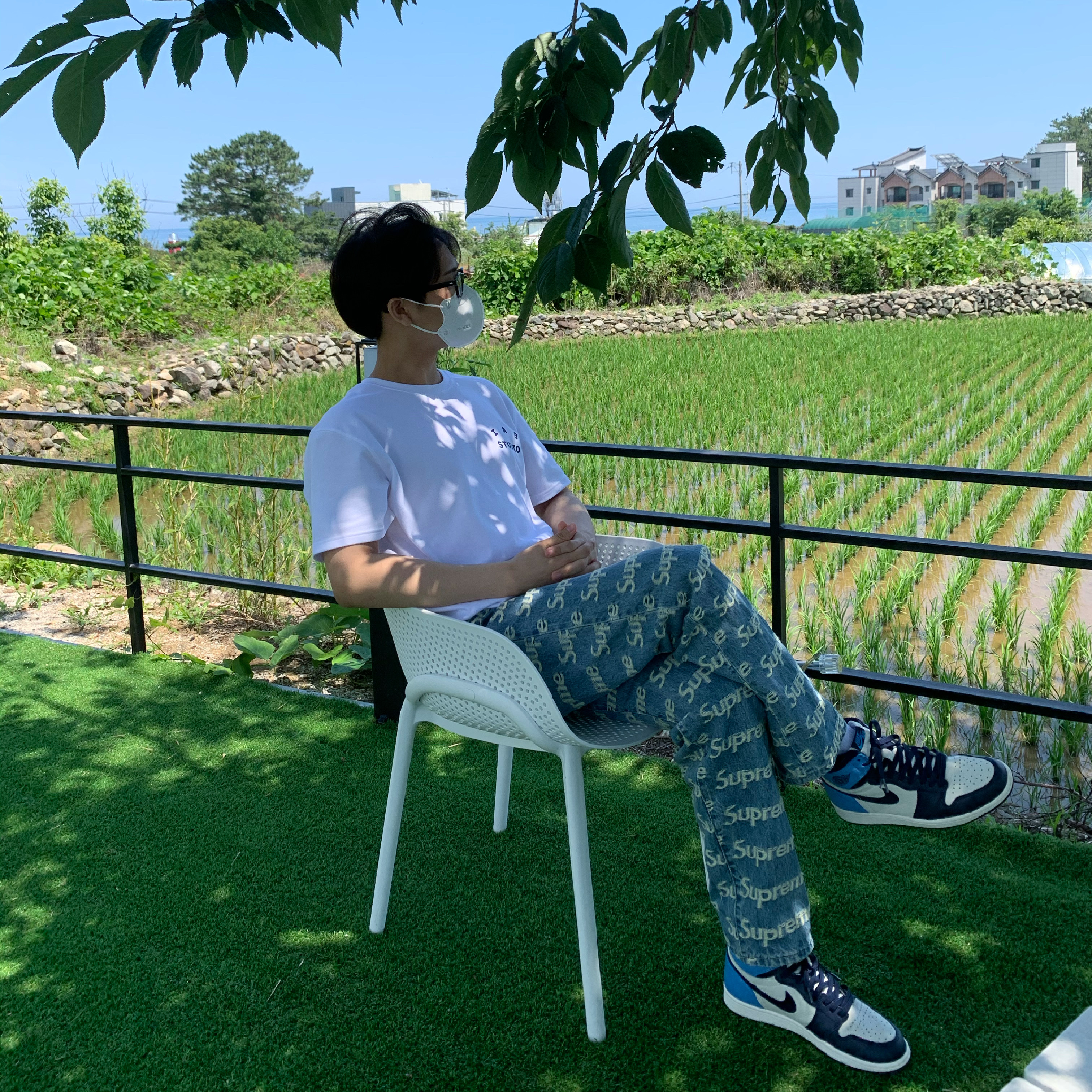 Supreme Frayed Logos Regular Jean Blue - 21SS, IAB Studio T-Shirt White 착용 스타일