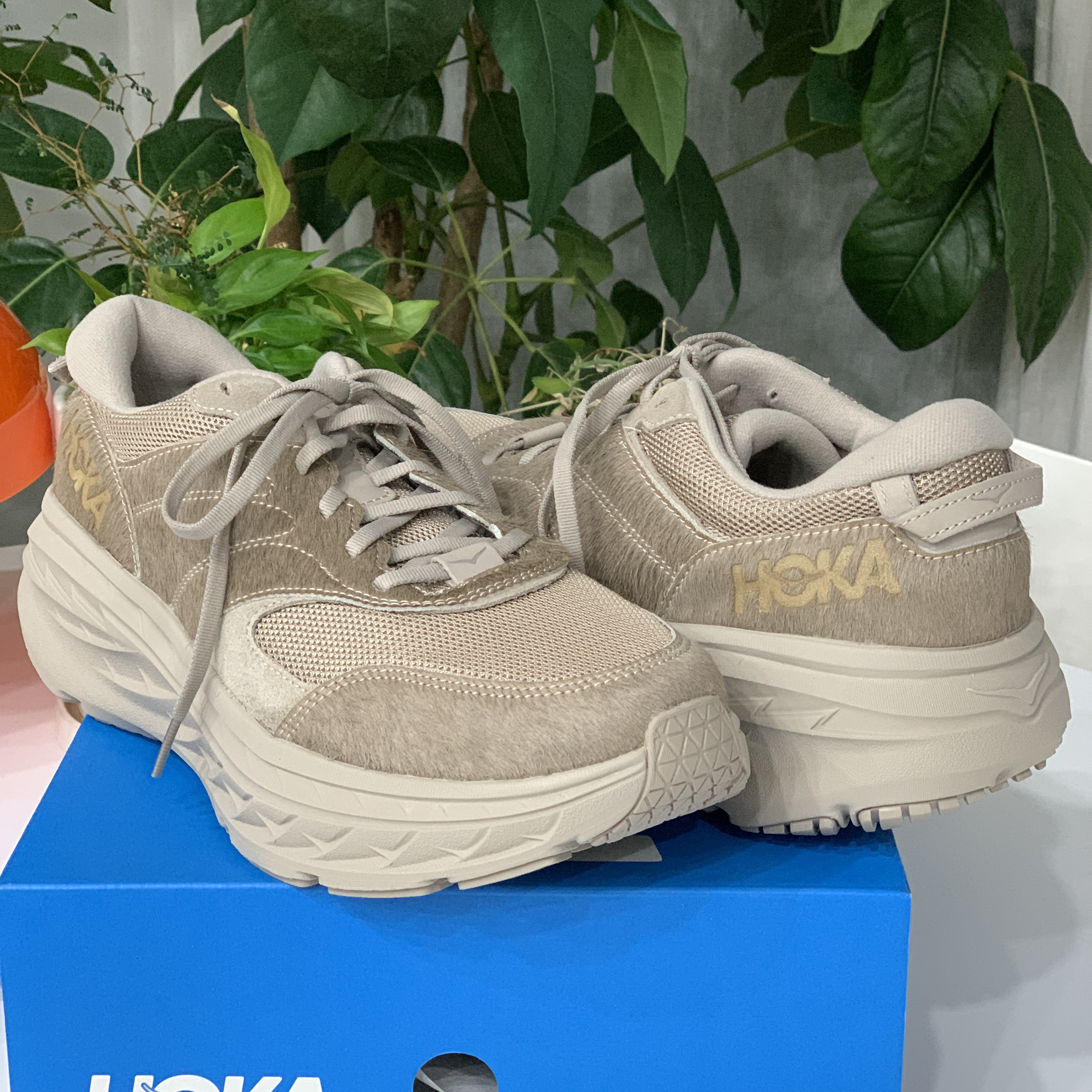 Hoka x Engineered Garments Bondi L Simply Taupe Cow Hair 착용 스타일