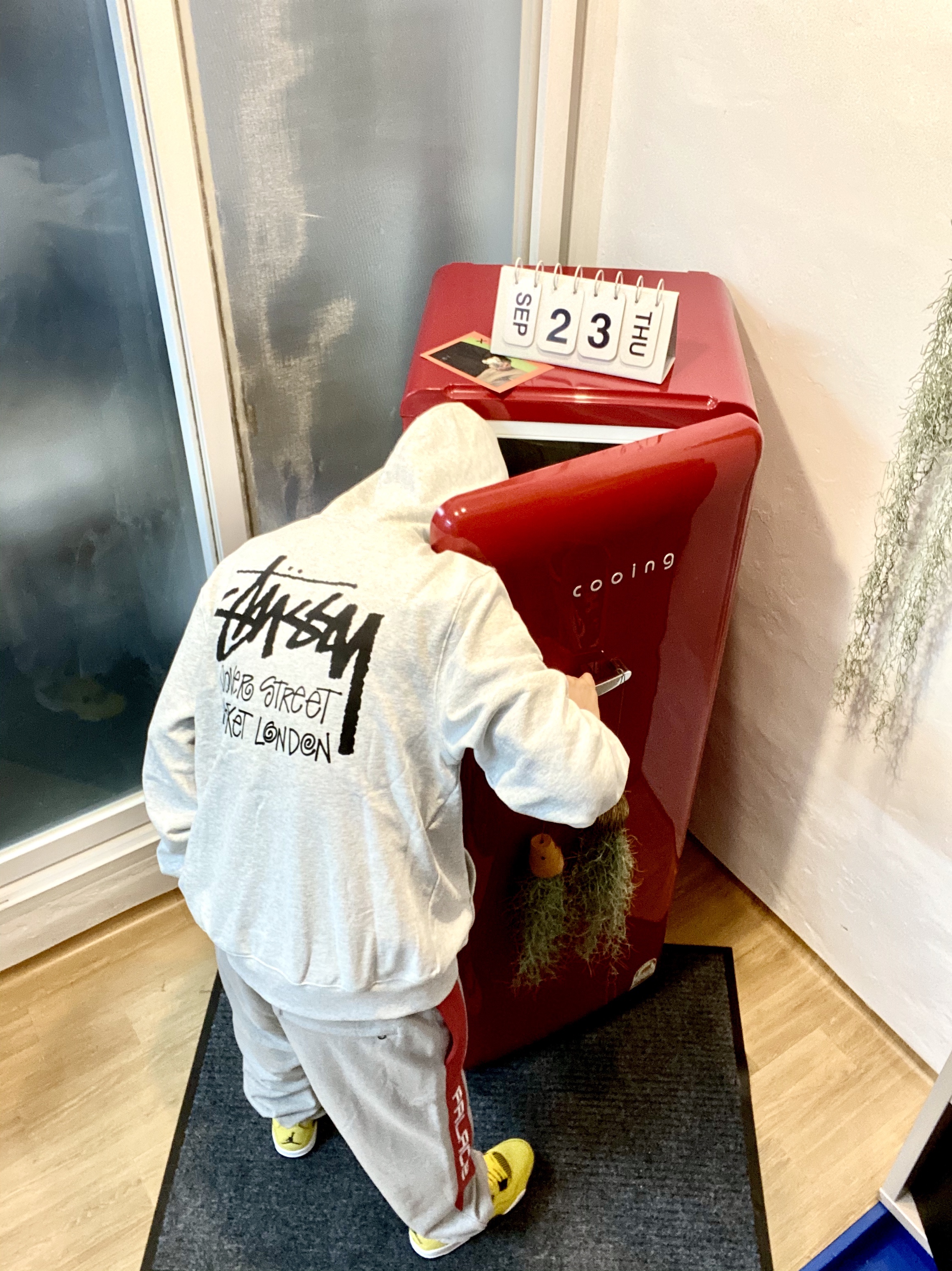 Jordan 1 x Maison Chateau Rouge Mid SE Fearless, Stussy Stock DSM London Hoodie Black 2021 착용 스타일 - 5