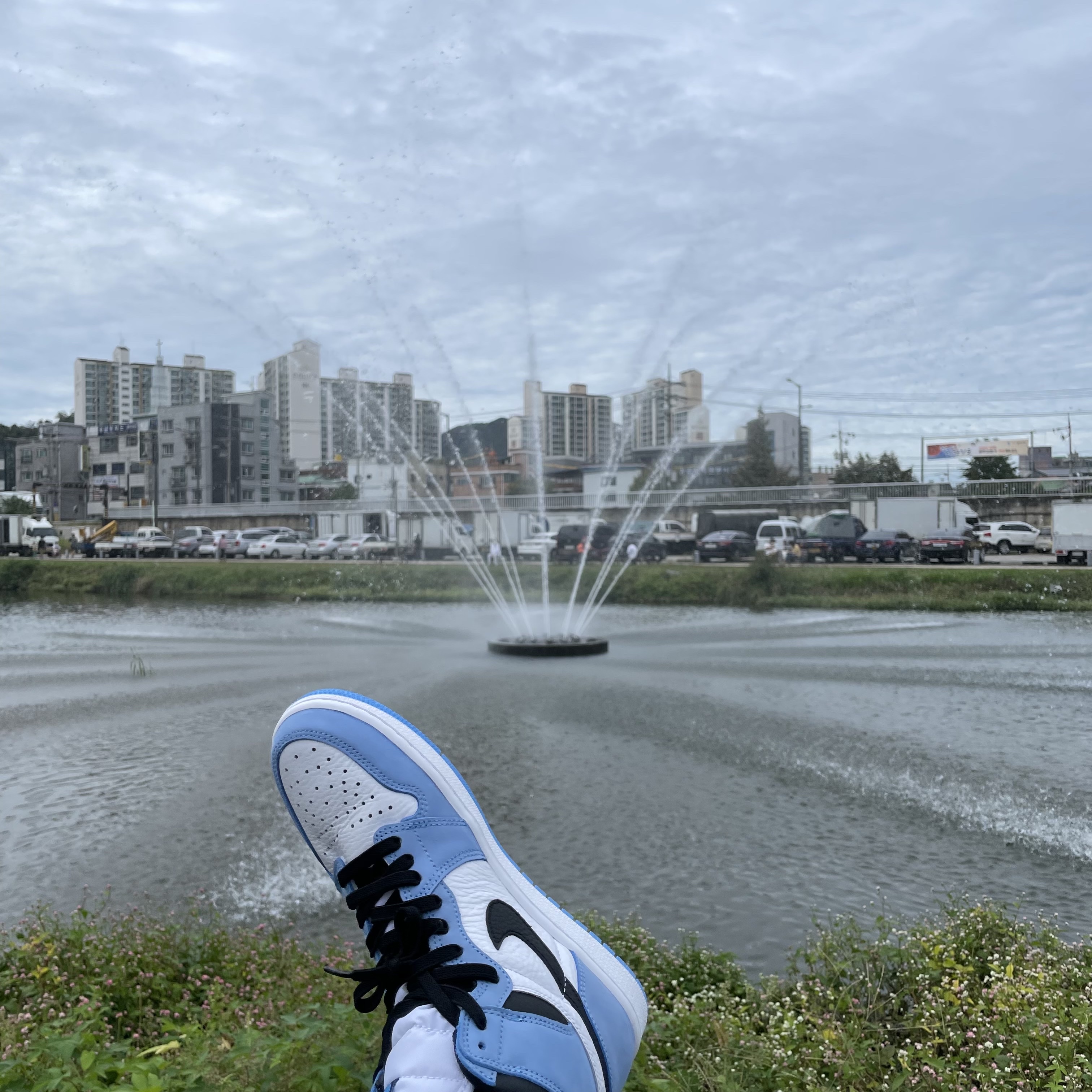 Jordan 1 Retro High OG University Blue 착용 스타일 - 2
