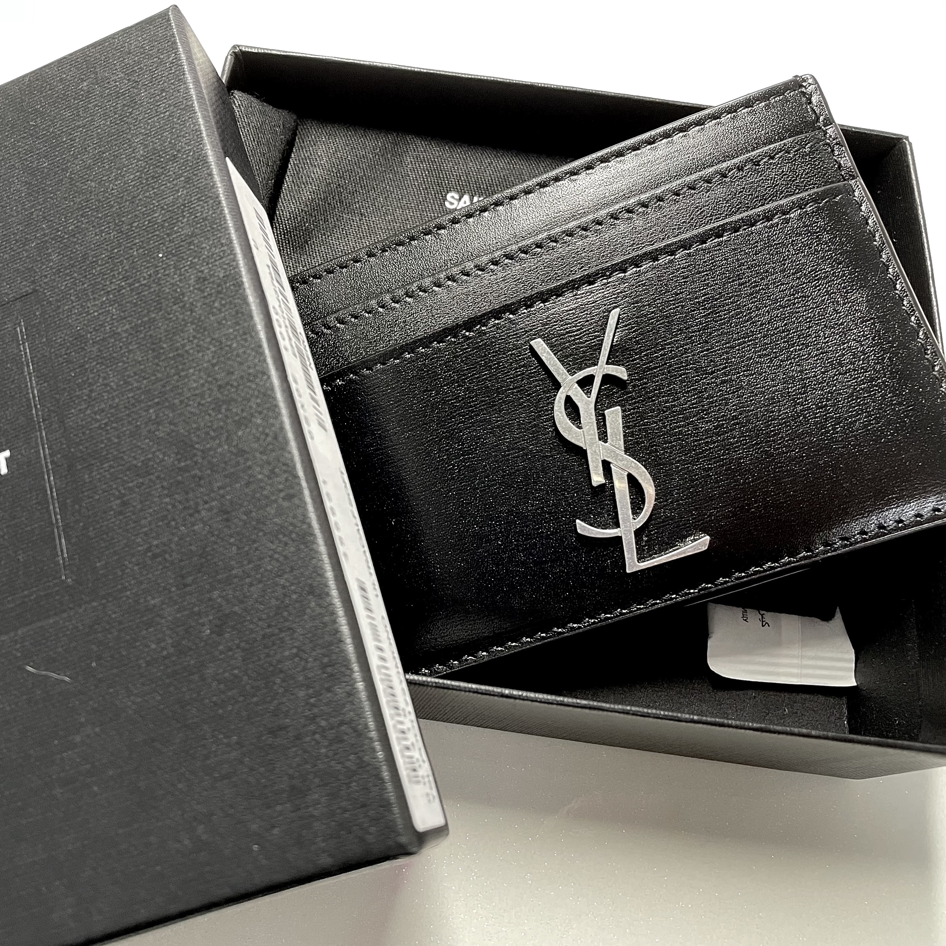 Saint Laurent Monogram Card Case in Smooth Leather Black 착용 스타일