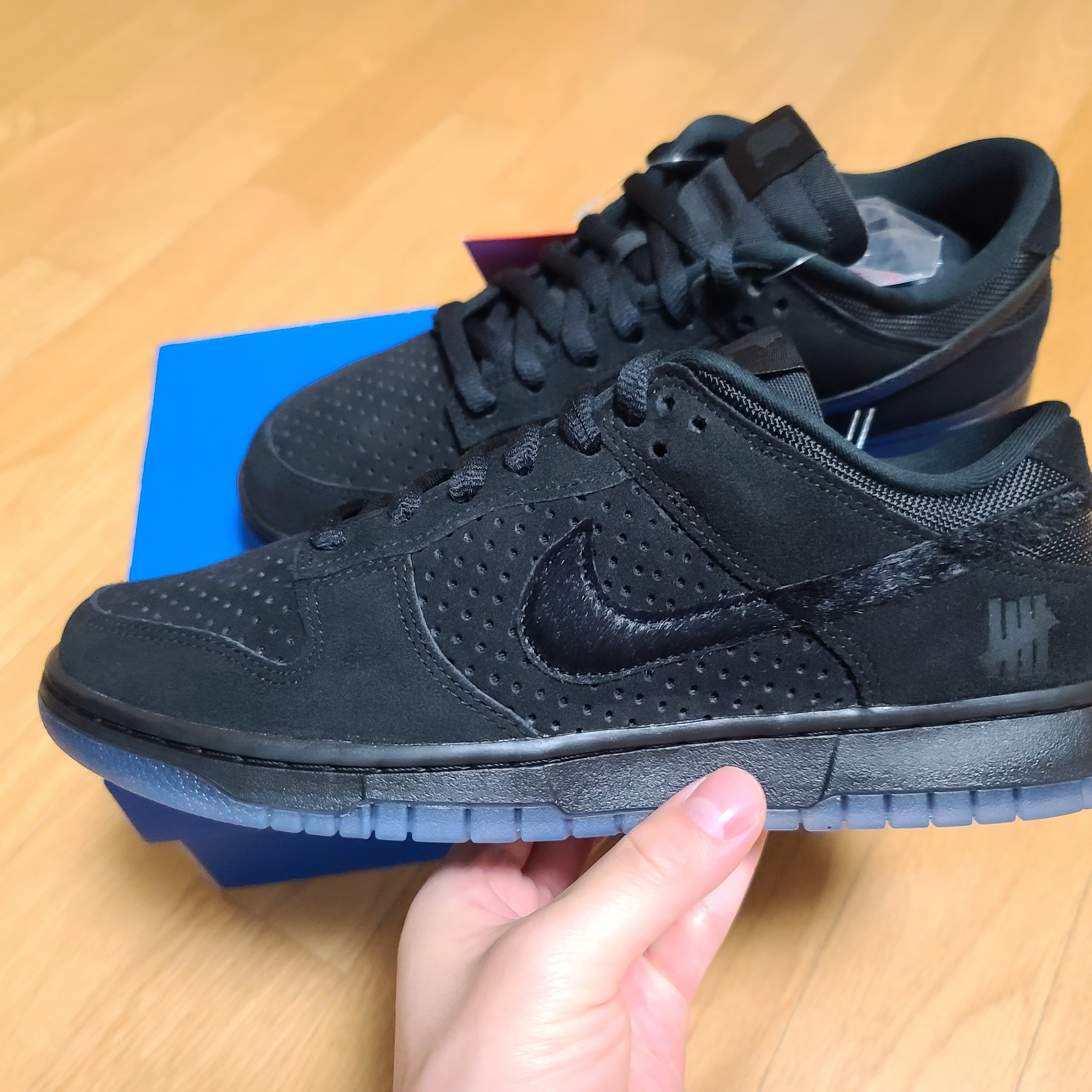 Nike x Undefeated Dunk Low SP 5 On It Black 착용 스타일 - 3