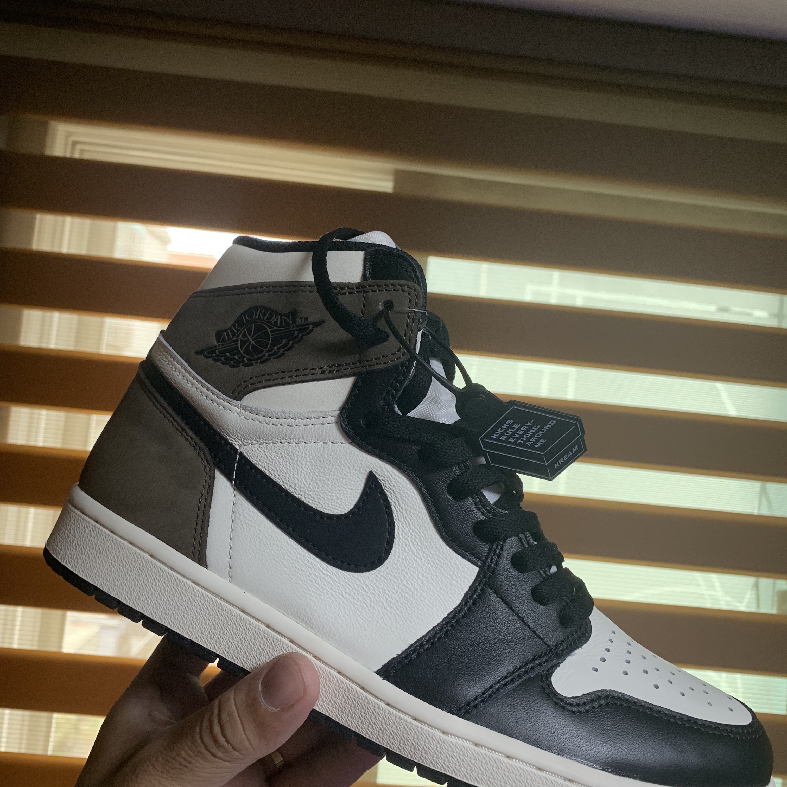 Jordan 1 Retro High OG Black Mocha 착용 스타일 - 2