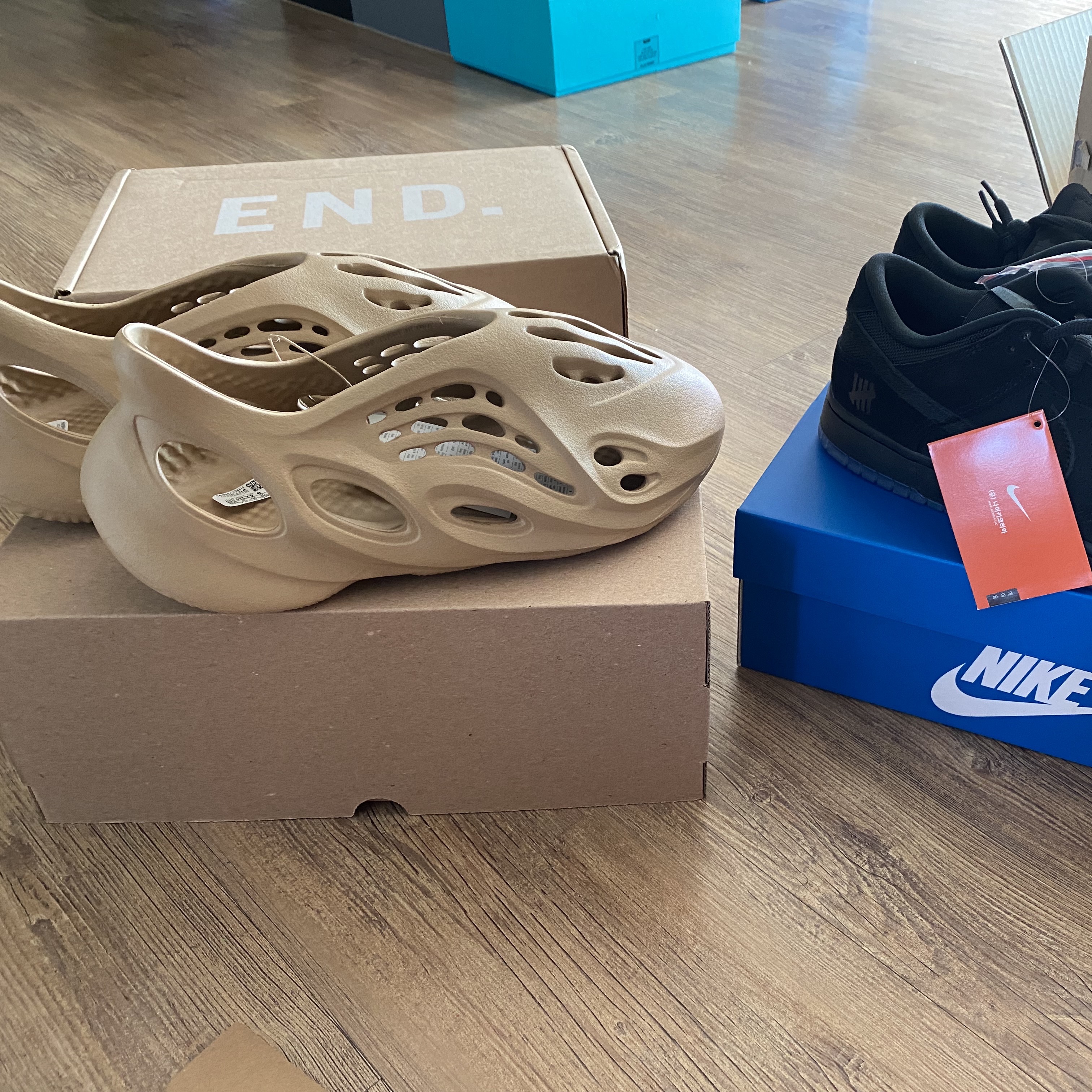 Adidas Yeezy Foam RNNR Ochre 착용 스타일 - 4