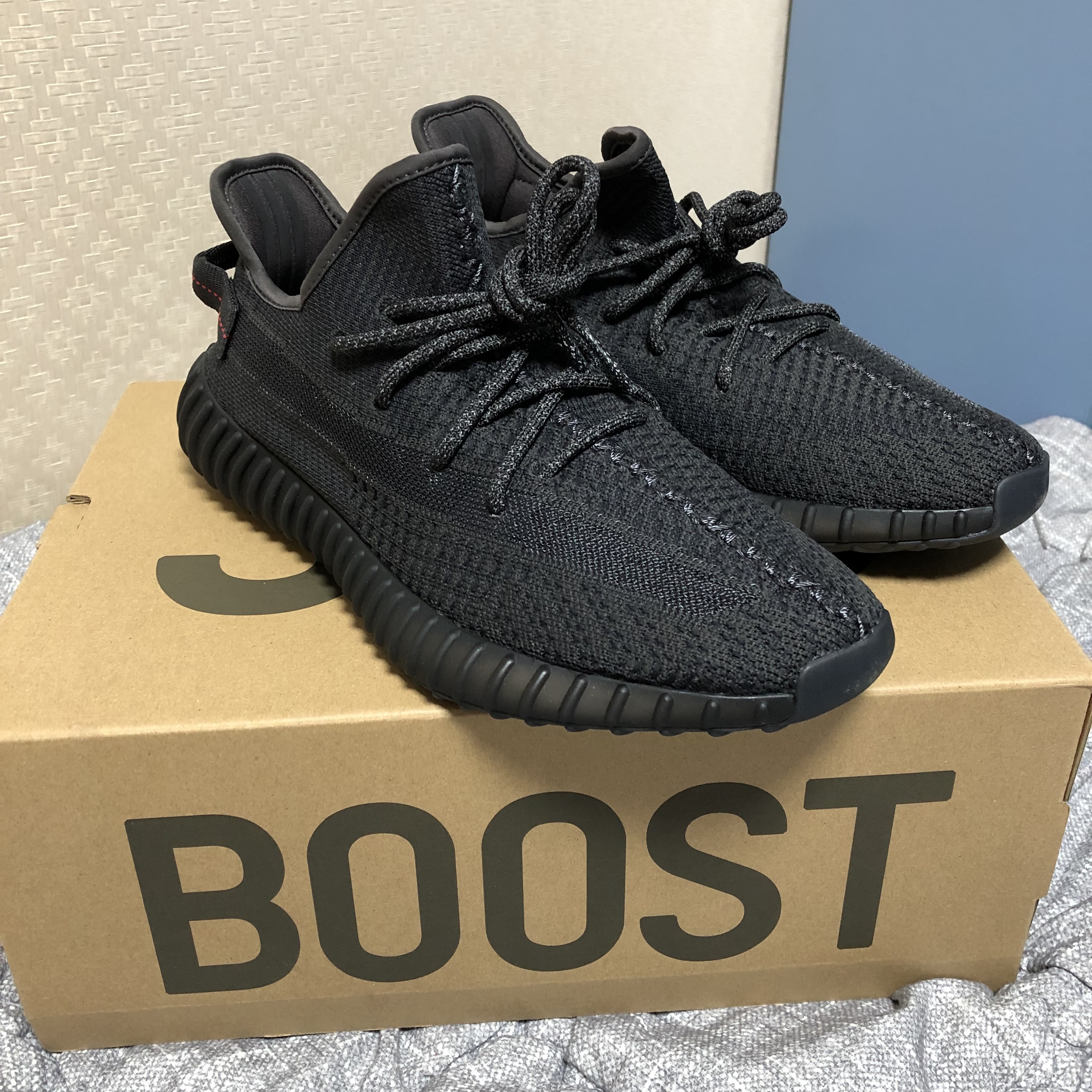 Adidas Yeezy Boost 350 V2 Black - Non-Reflective 착용 스타일
