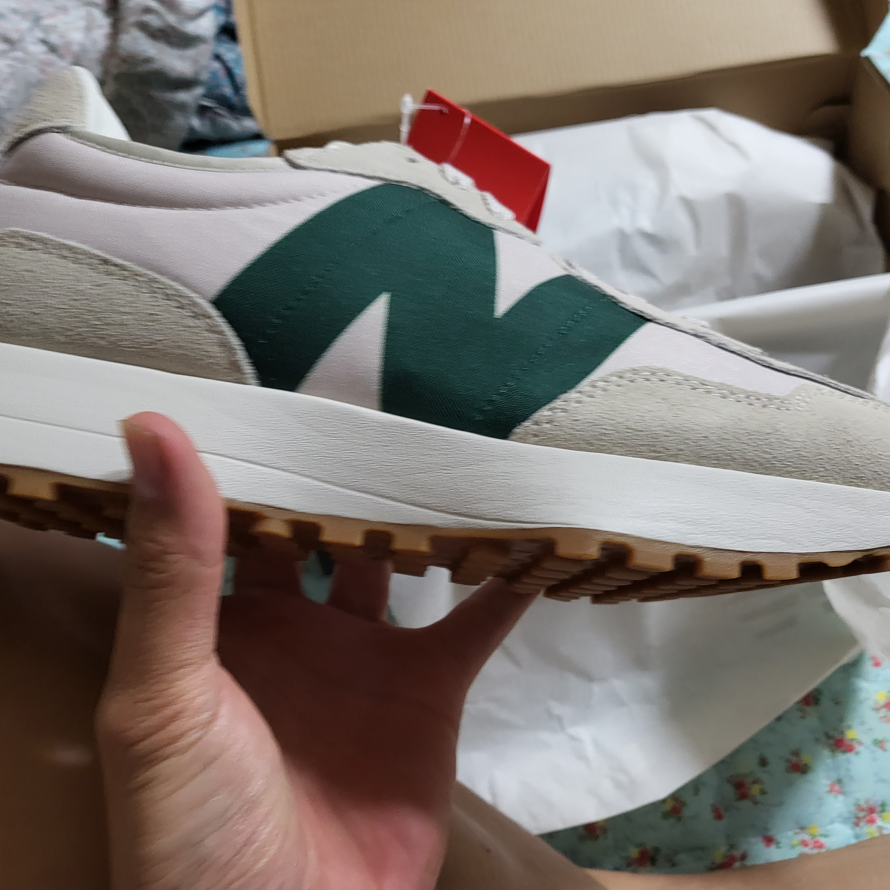 New Balance 327 Timberwolf 착용 스타일 - 3