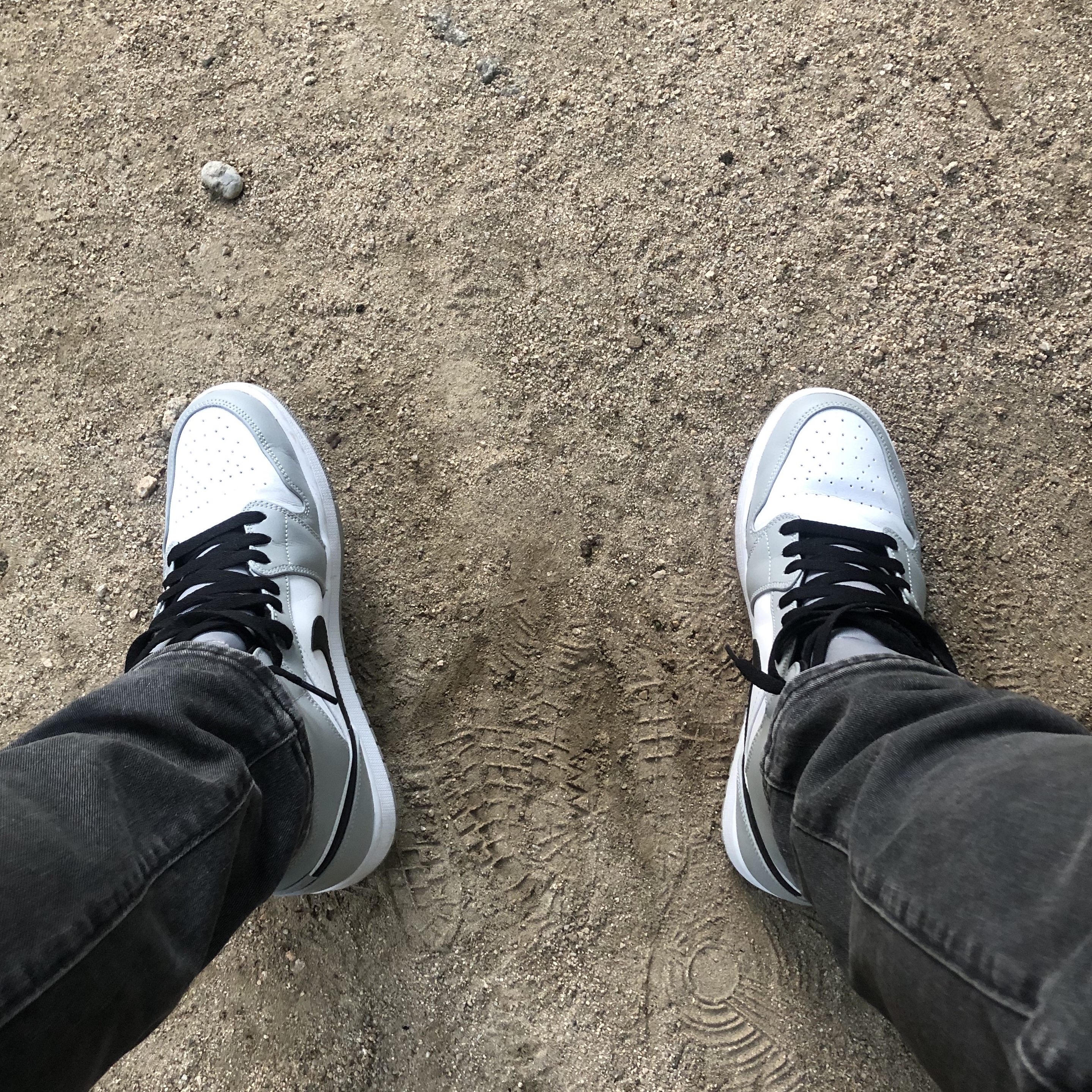 Jordan 1 Mid Light Smoke Grey 착용 스타일