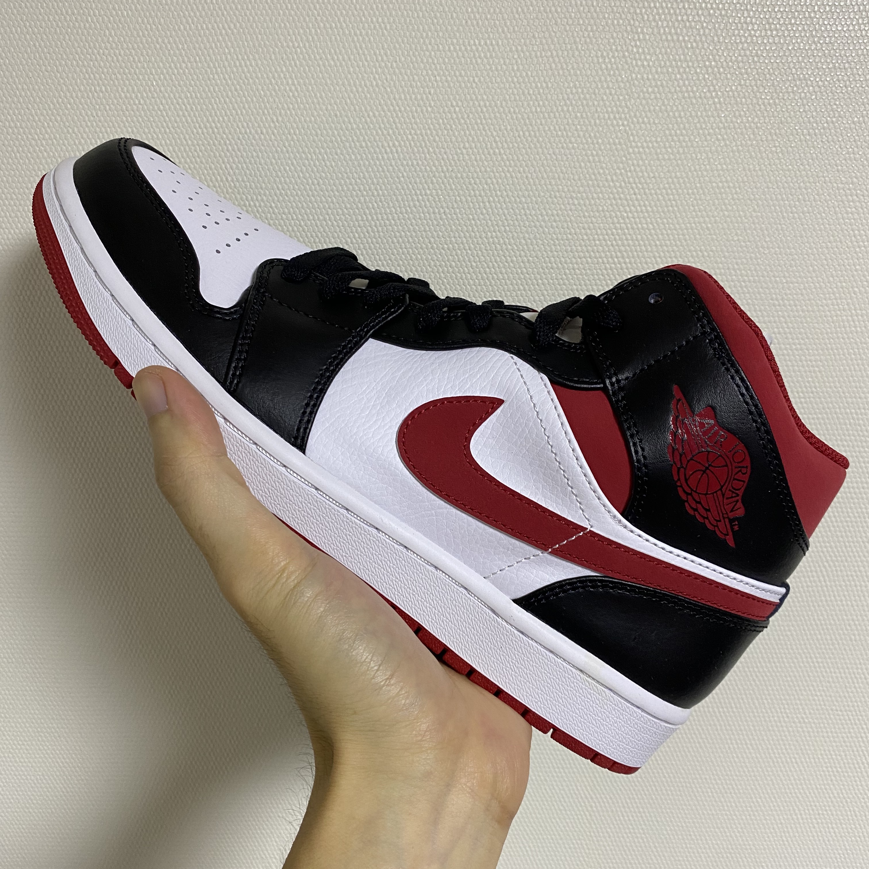 Jordan 1 Mid Gym Red Black White 착용 스타일
