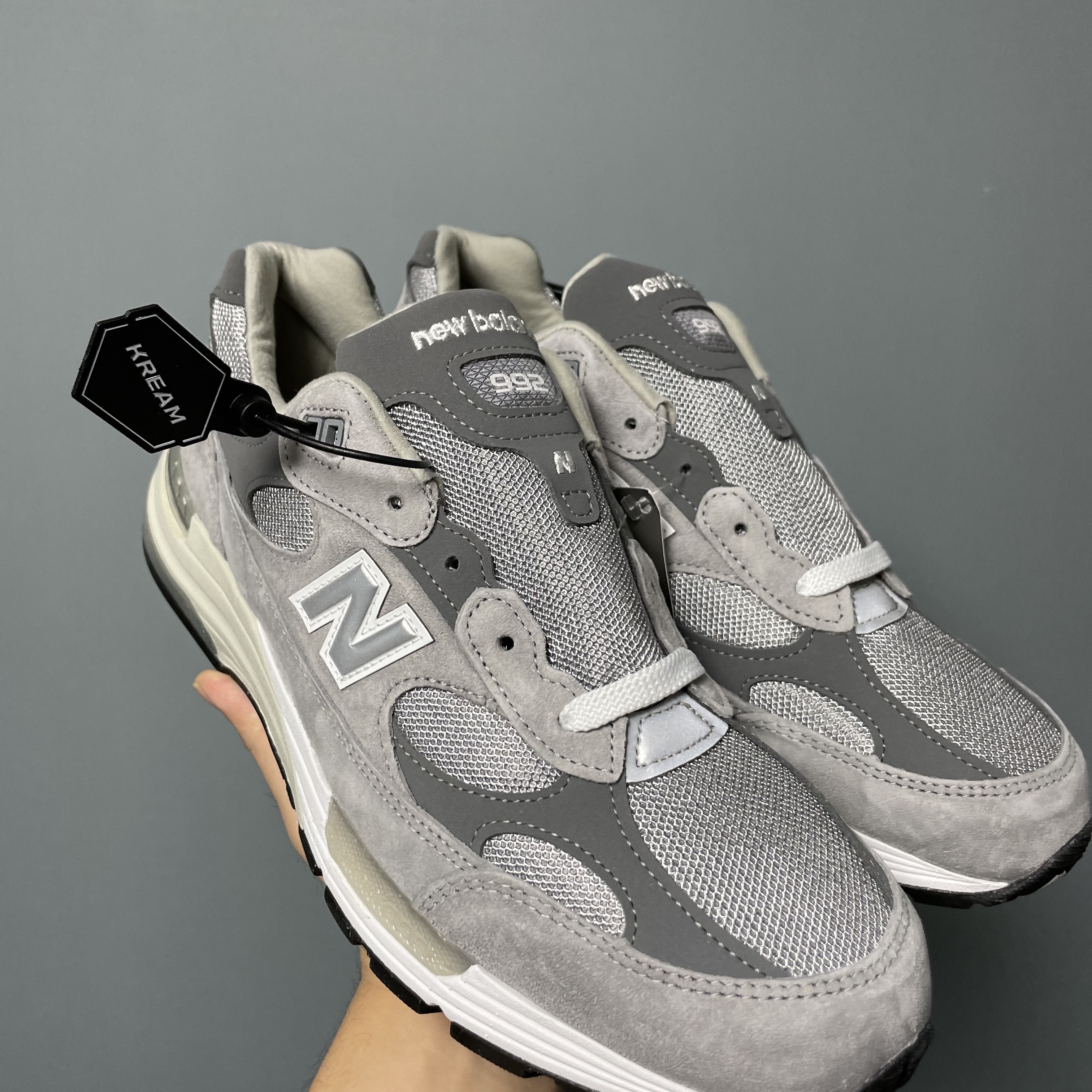 New Balance 992 Made in USA Grey - D Standard, IAB Studio Pigment T-Shirt Black 착용 스타일 - 1