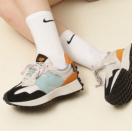 New Balance 327 Moonbeam Blue 착용 스타일