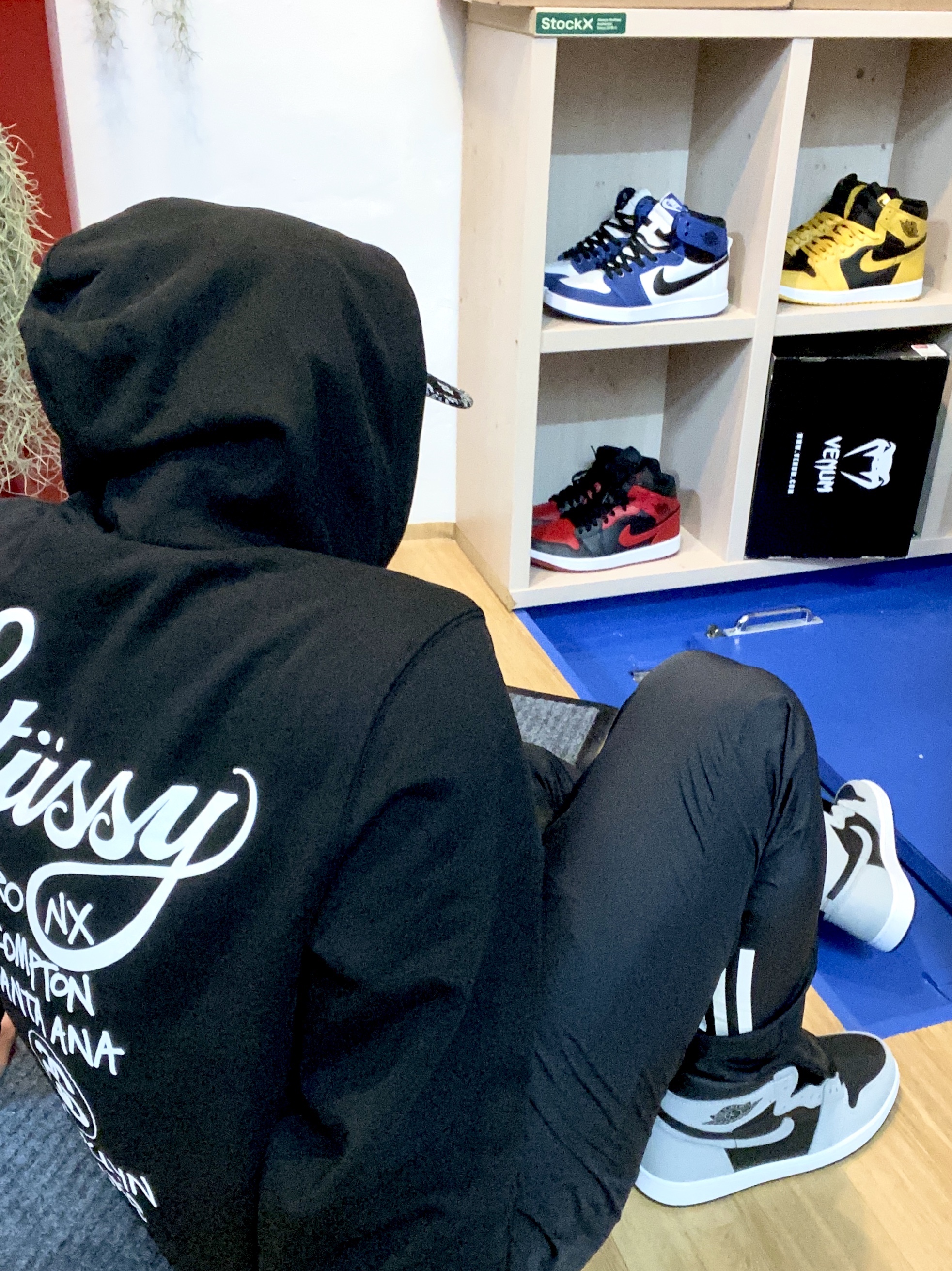 Jordan 1 x Maison Chateau Rouge Mid SE Fearless, Stussy Stock DSM London Hoodie Black 2021 착용 스타일 - 4