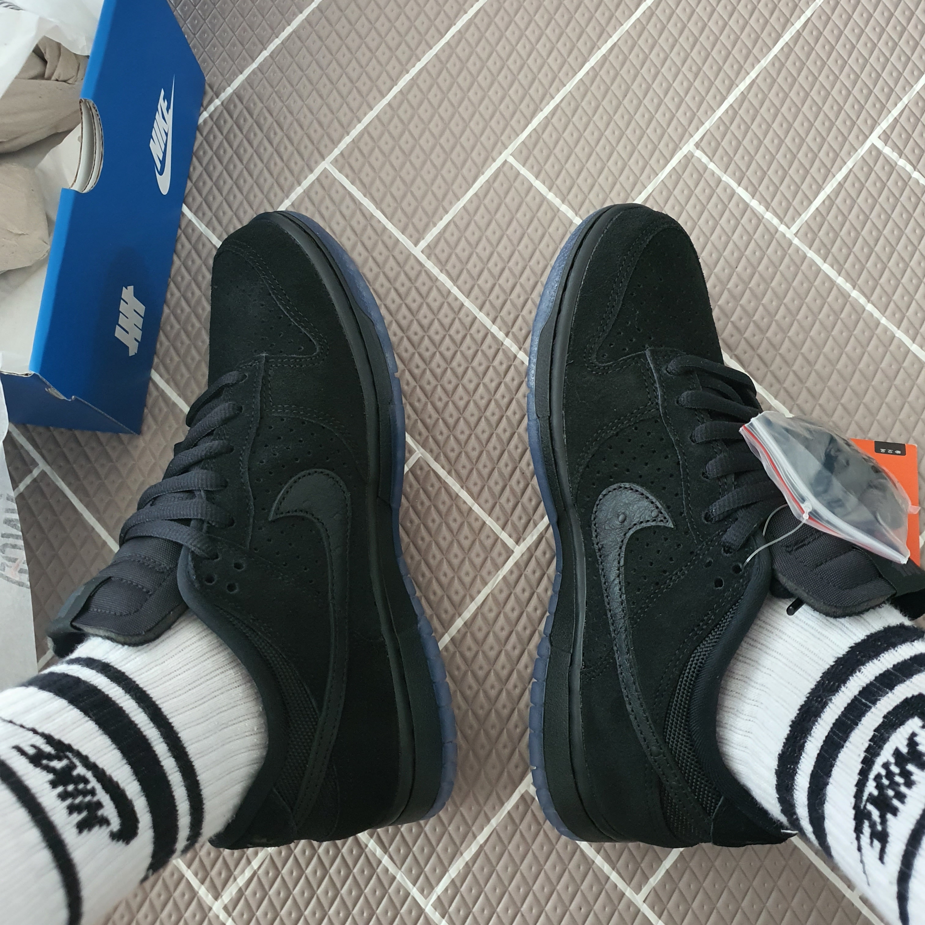 Nike x Undefeated Dunk Low SP 5 On It Black 착용 스타일
