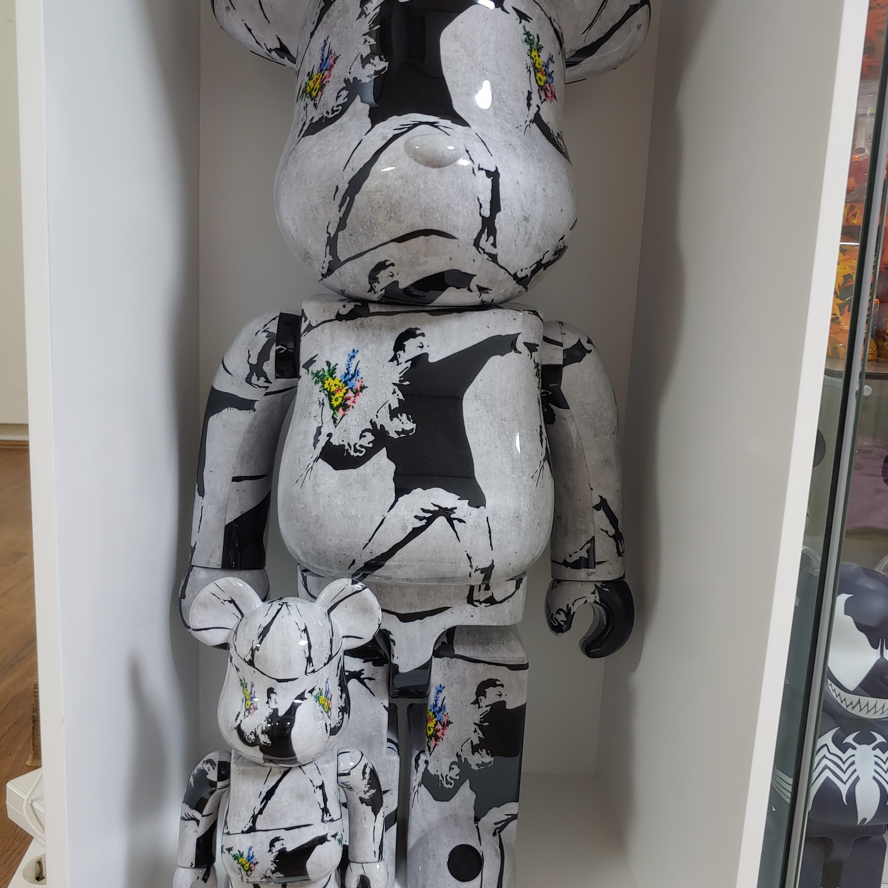 Bearbrick Banksy Flower Bomber 100% & 400% Set 착용 스타일