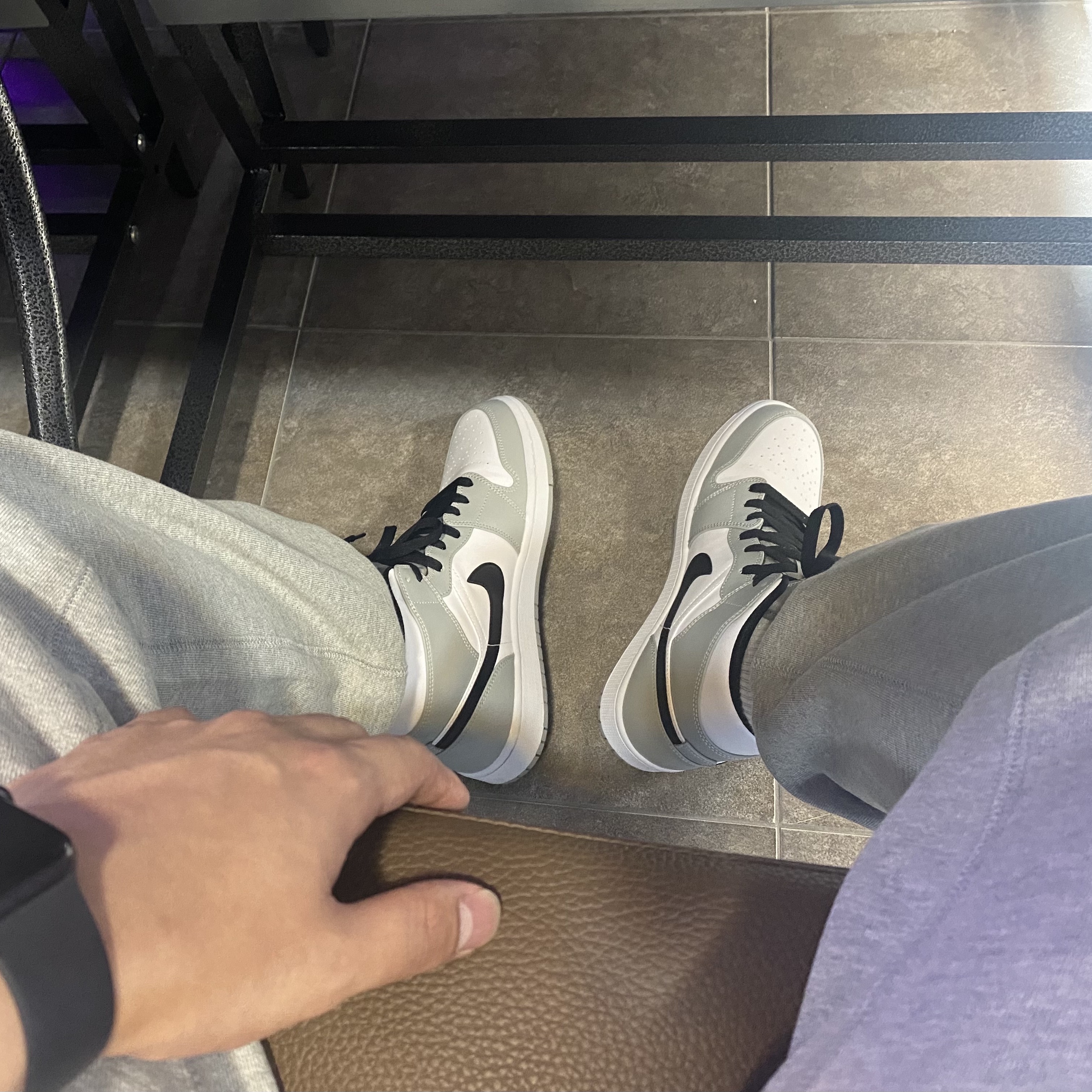 Jordan 1 Mid Light Smoke Grey 착용 스타일