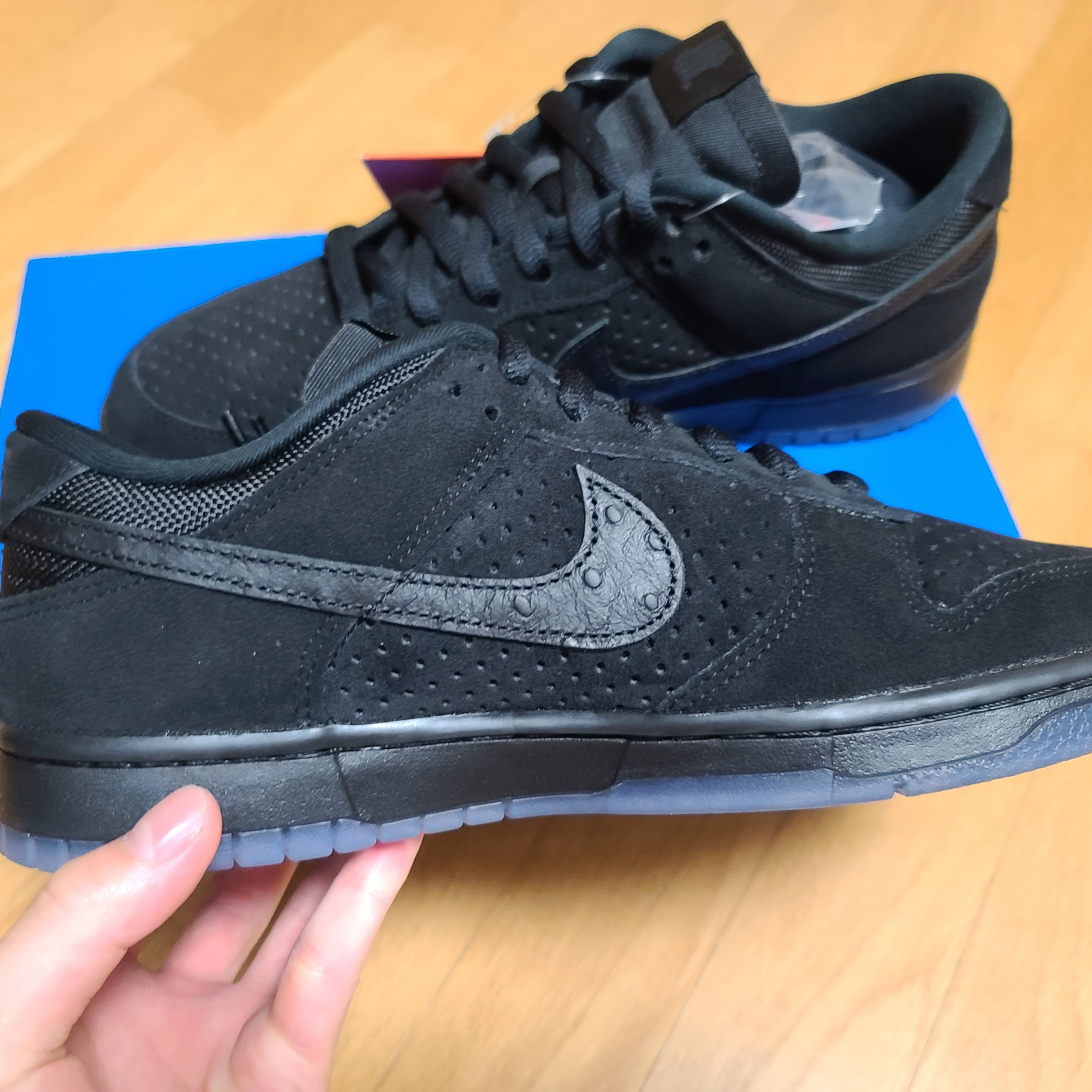 Nike x Undefeated Dunk Low SP 5 On It Black 착용 스타일 - 2