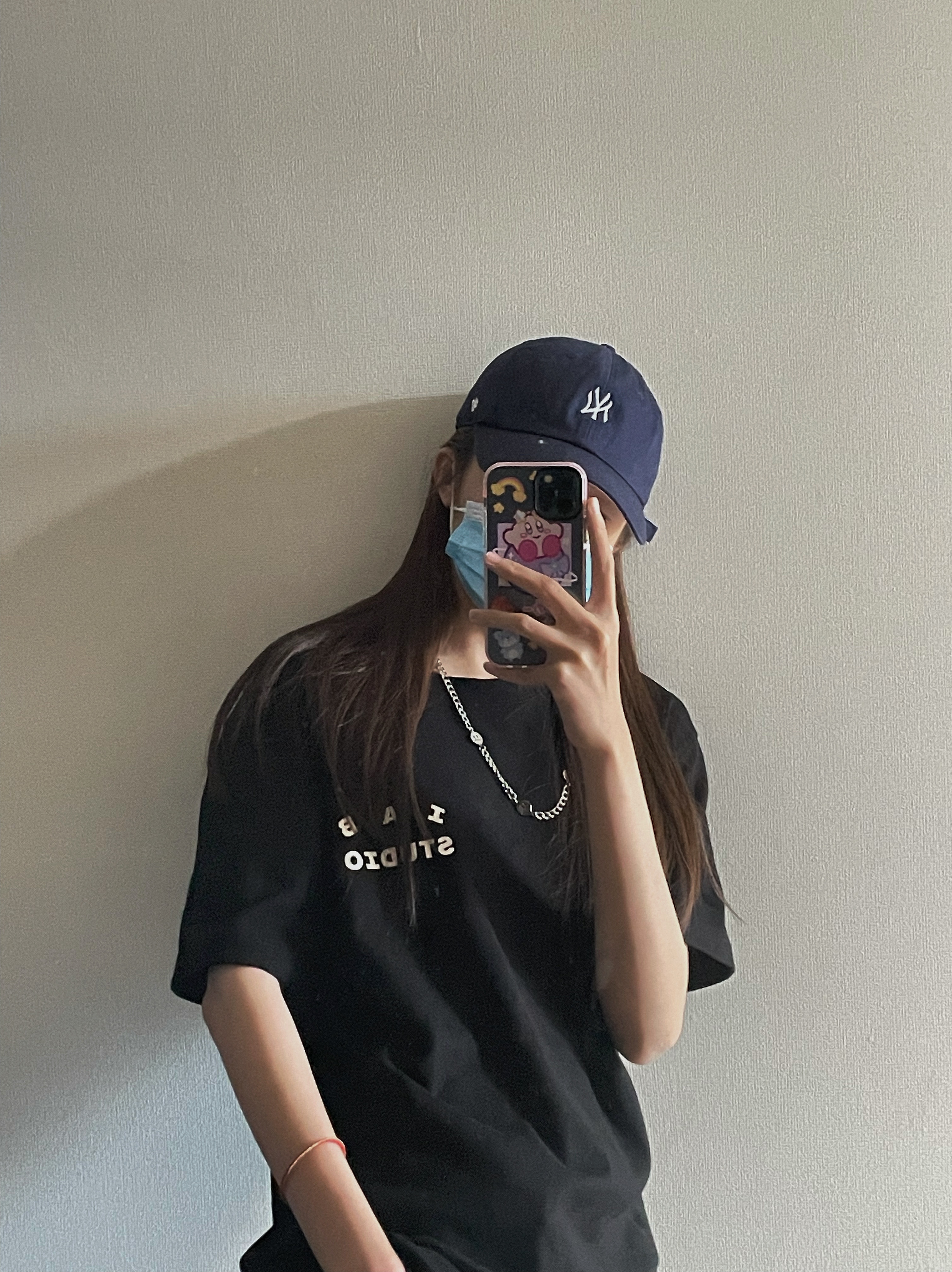 IAB Studio Black Glow T-Shirt 착용 스타일