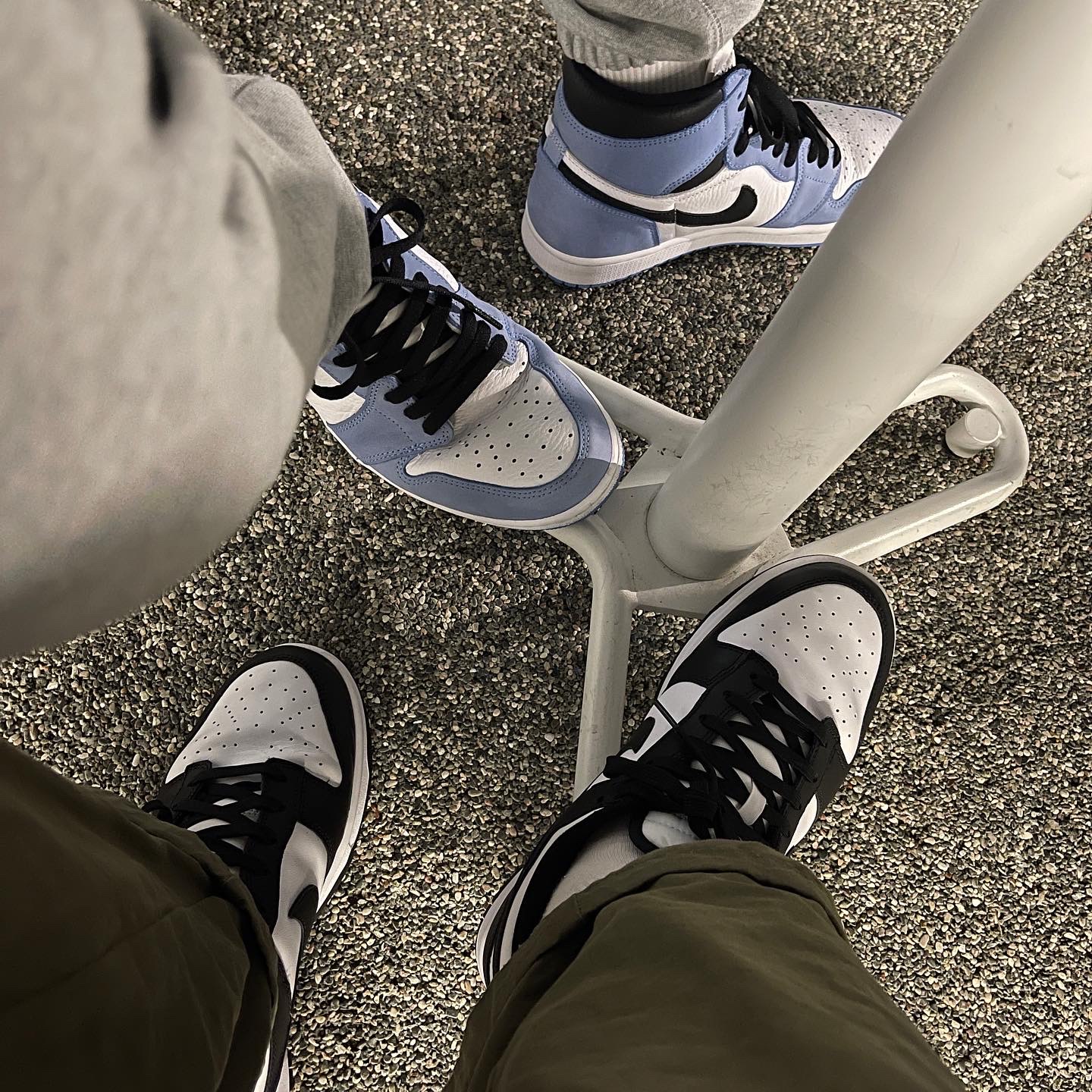 Nike Dunk Low Retro Black, Jordan 1 Retro High OG University Blue 착용 스타일